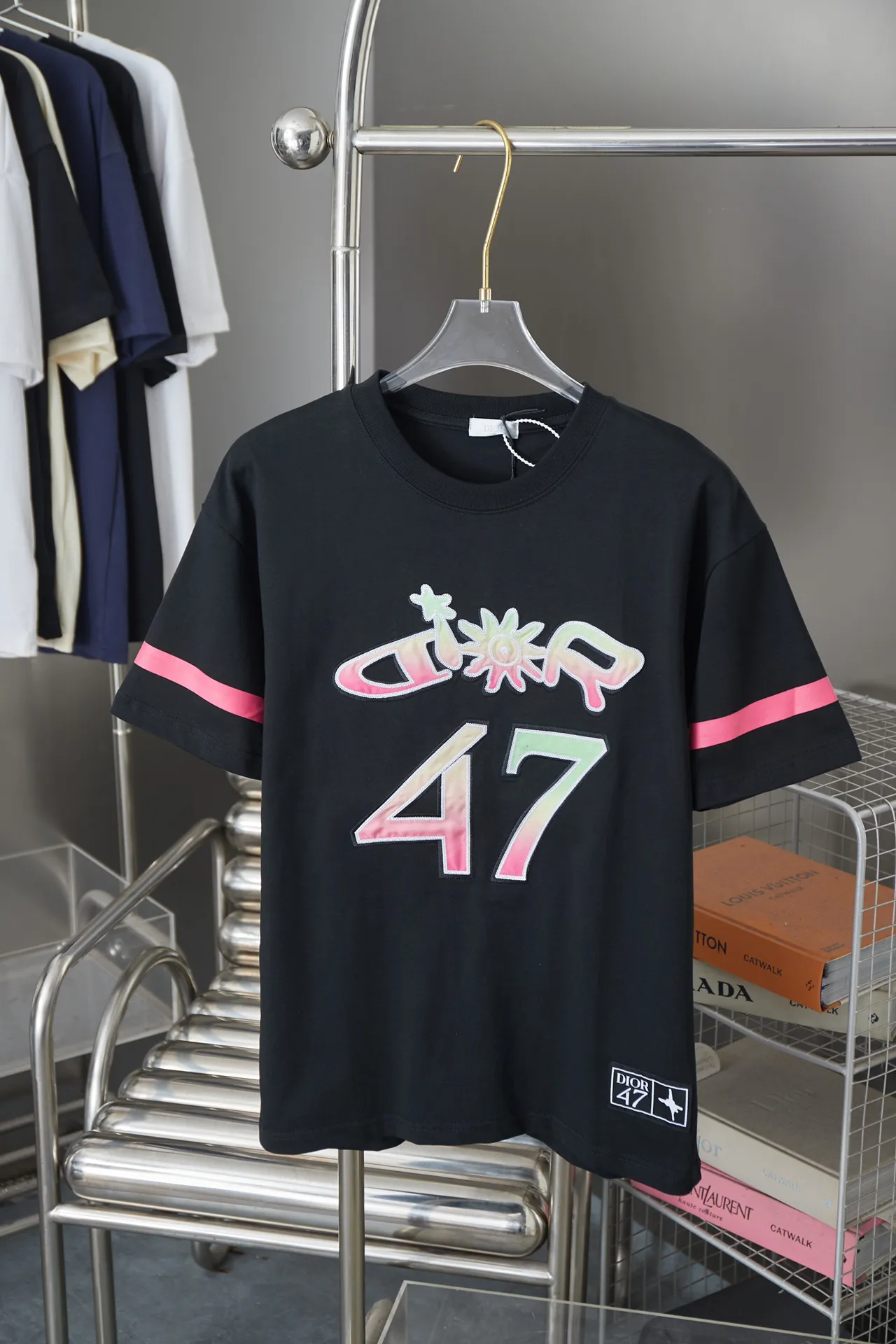 🅿️190 Christian Dior CD 25SS early spring new model, joint ski series logo embroidered short sleeves, light luxury, essential item for daily commuting for men and women, correct version, welcome to compare, detailed features · 280g 100% pure cotton double yarn jersey fabric · Custom dyed in the same cylinder, special thickened 32 count double-strand 1X1 thread · Imported Tadajima machine high-density embroidery · Double-needle stitching and cross-stitching process · Original main mark, washed tag, brand moisture-proof paper packaging Color: White/Black Size: S/M/L/XL