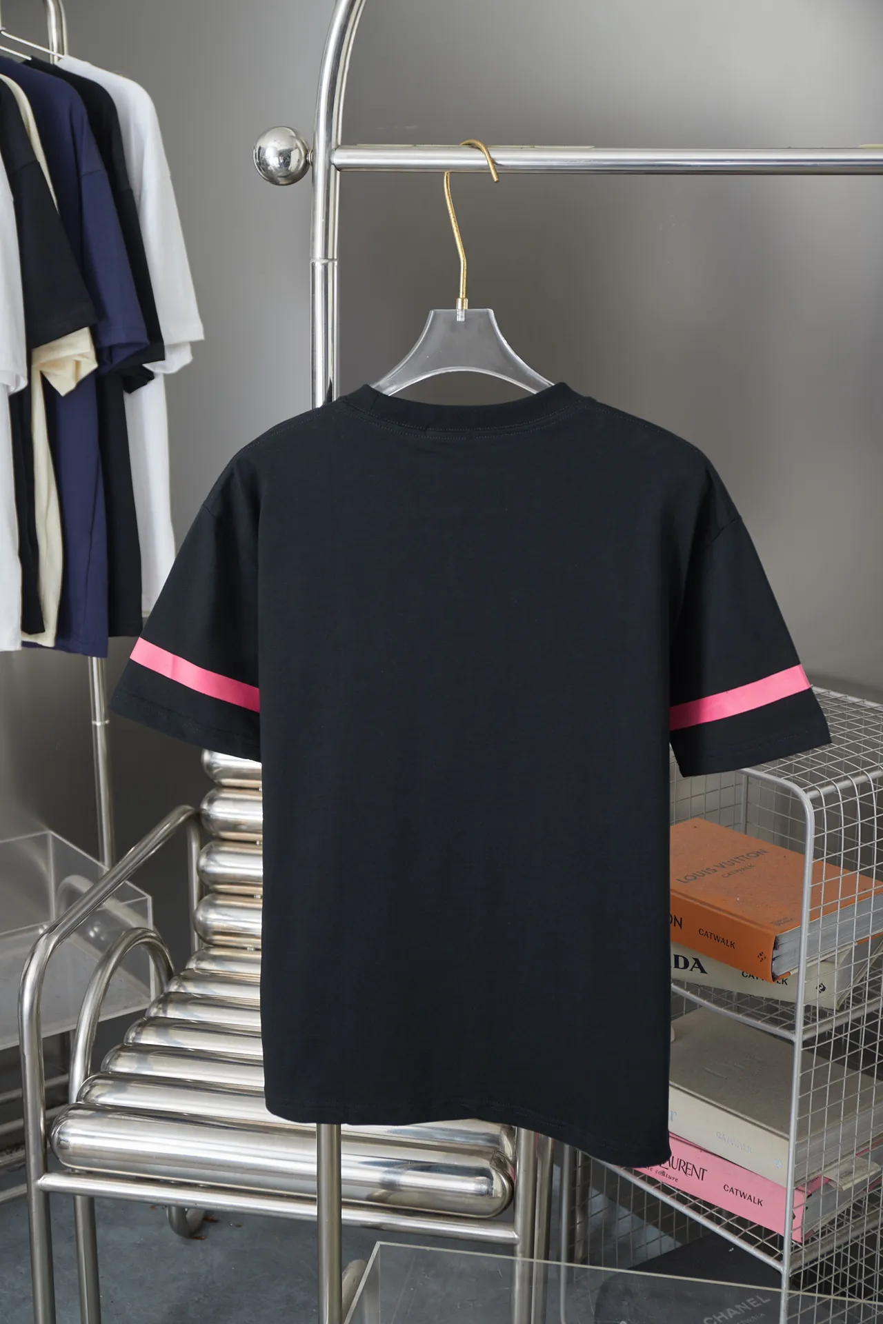 🅿️190 Christian Dior CD 25SS early spring new model, joint ski series logo embroidered short sleeves, light luxury, essential item for daily commuting for men and women, correct version, welcome to compare, detailed features · 280g 100% pure cotton double yarn jersey fabric · Custom dyed in the same cylinder, special thickened 32 count double-strand 1X1 thread · Imported Tadajima machine high-density embroidery · Double-needle stitching and cross-stitching process · Original main mark, washed tag, brand moisture-proof paper packaging Color: White/Black Size: S/M/L/XL