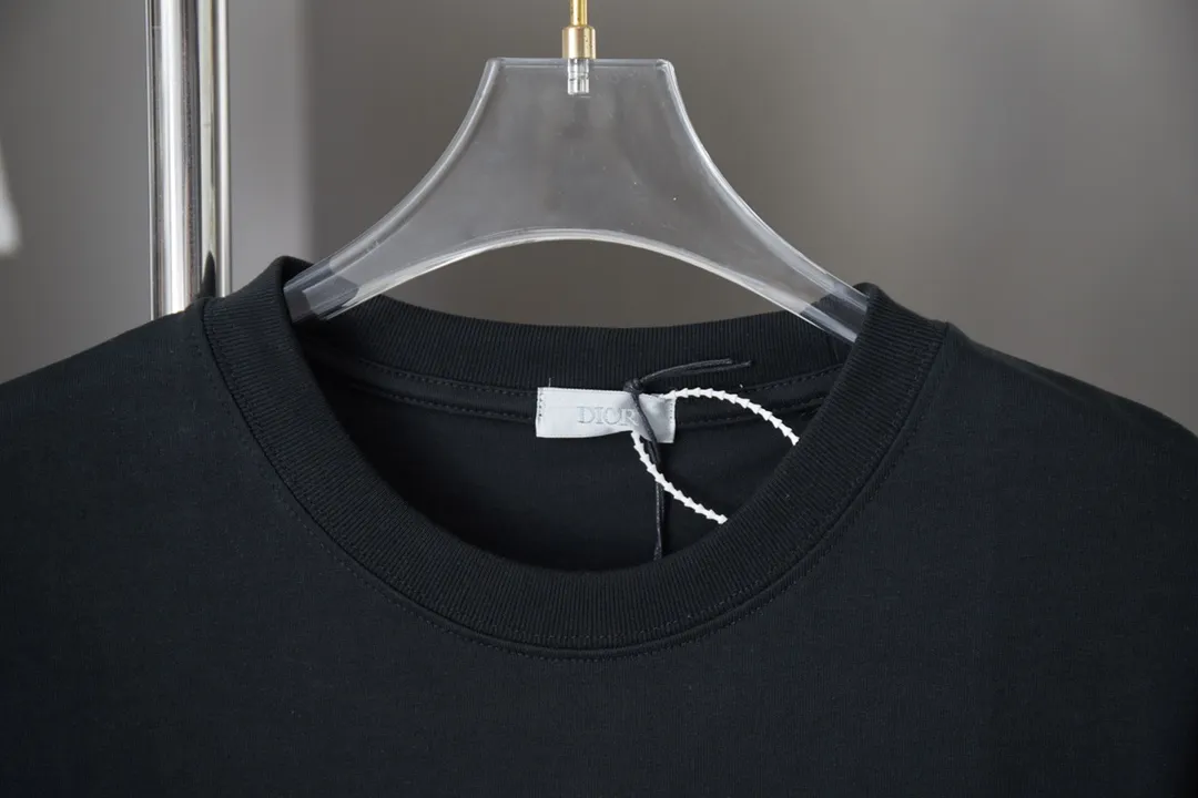 🅿️190 Christian Dior CD 25SS early spring new model, joint ski series logo embroidered short sleeves, light luxury, essential item for daily commuting for men and women, correct version, welcome to compare, detailed features · 280g 100% pure cotton double yarn jersey fabric · Custom dyed in the same cylinder, special thickened 32 count double-strand 1X1 thread · Imported Tadajima machine high-density embroidery · Double-needle stitching and cross-stitching process · Original main mark, washed tag, brand moisture-proof paper packaging Color: White/Black Size: S/M/L/XL