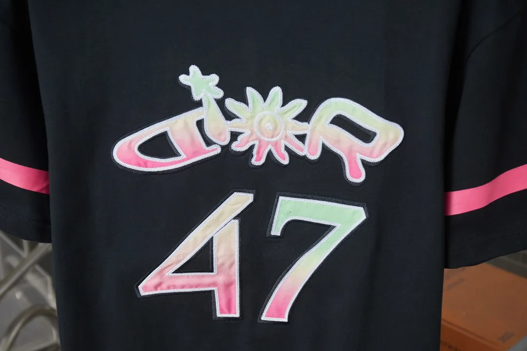 🅿️190 Christian Dior CD 25SS early spring new model, joint ski series logo embroidered short sleeves, light luxury, essential item for daily commuting for men and women, correct version, welcome to compare, detailed features · 280g 100% pure cotton double yarn jersey fabric · Custom dyed in the same cylinder, special thickened 32 count double-strand 1X1 thread · Imported Tadajima machine high-density embroidery · Double-needle stitching and cross-stitching process · Original main mark, washed tag, brand moisture-proof paper packaging Color: White/Black Size: S/M/L/XL