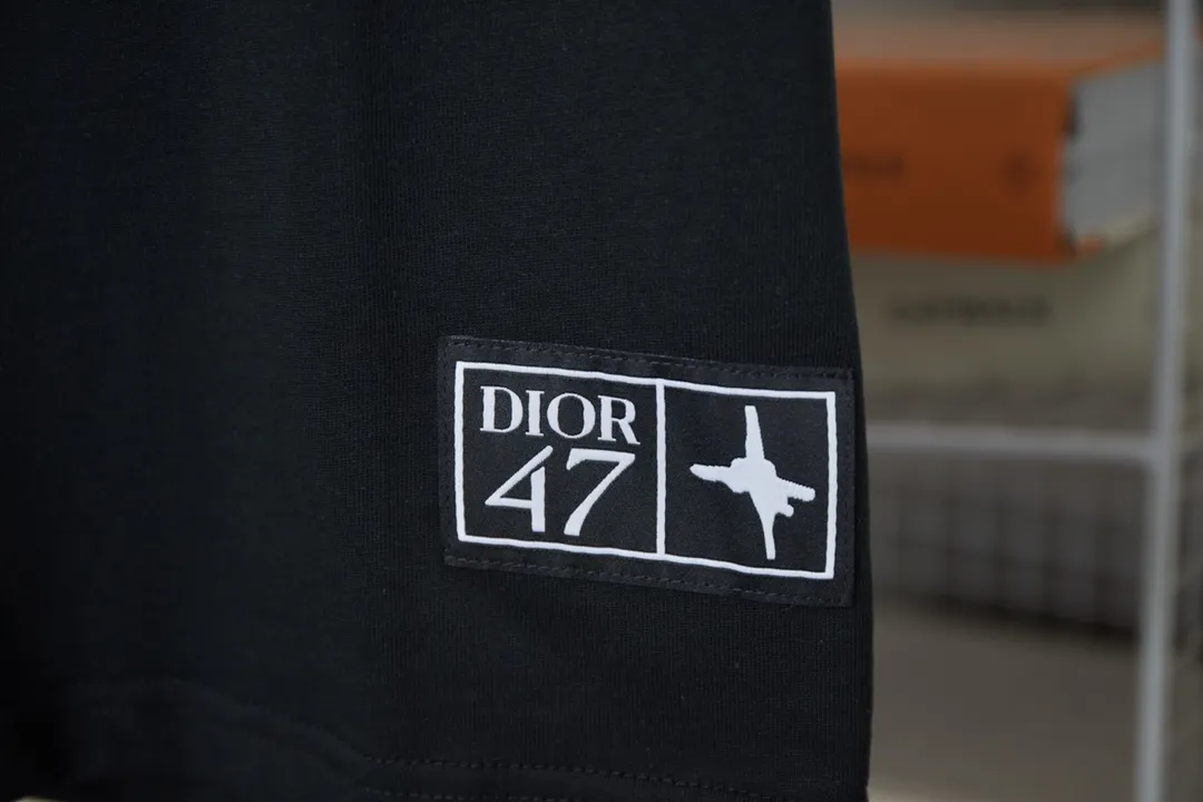 🅿️190 Christian Dior CD 25SS early spring new model, joint ski series logo embroidered short sleeves, light luxury, essential item for daily commuting for men and women, correct version, welcome to compare, detailed features · 280g 100% pure cotton double yarn jersey fabric · Custom dyed in the same cylinder, special thickened 32 count double-strand 1X1 thread · Imported Tadajima machine high-density embroidery · Double-needle stitching and cross-stitching process · Original main mark, washed tag, brand moisture-proof paper packaging Color: White/Black Size: S/M/L/XL
