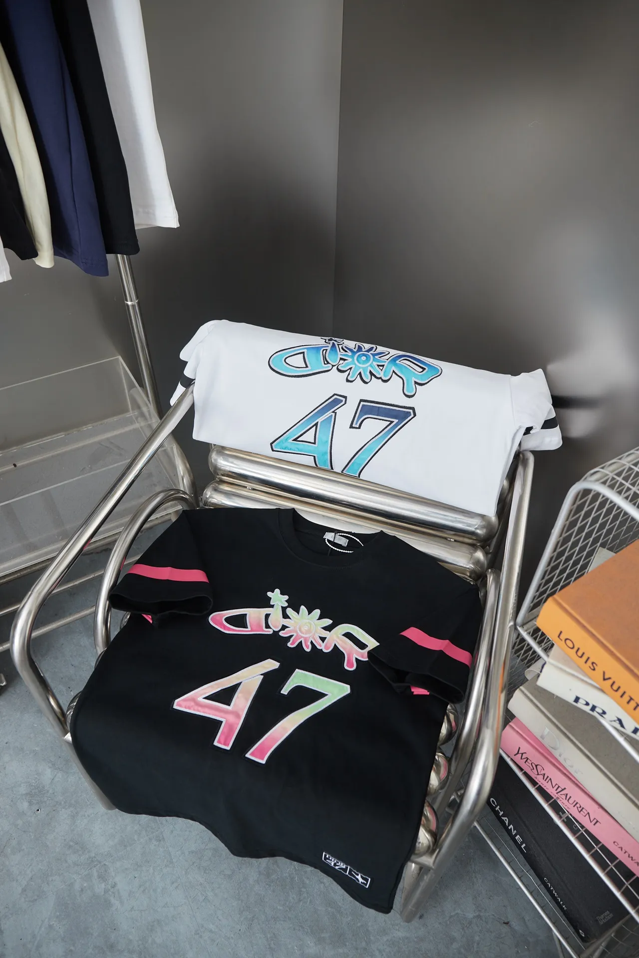 🅿️190 Christian Dior CD 25SS early spring new model, joint ski series logo embroidered short sleeves, light luxury, essential item for daily commuting for men and women, correct version, welcome to compare, detailed features · 280g 100% pure cotton double yarn jersey fabric · Custom dyed in the same cylinder, special thickened 32 count double-strand 1X1 thread · Imported Tadajima machine high-density embroidery · Double-needle stitching and cross-stitching process · Original main mark, washed tag, brand moisture-proof paper packaging Color: White/Black Size: S/M/L/XL
