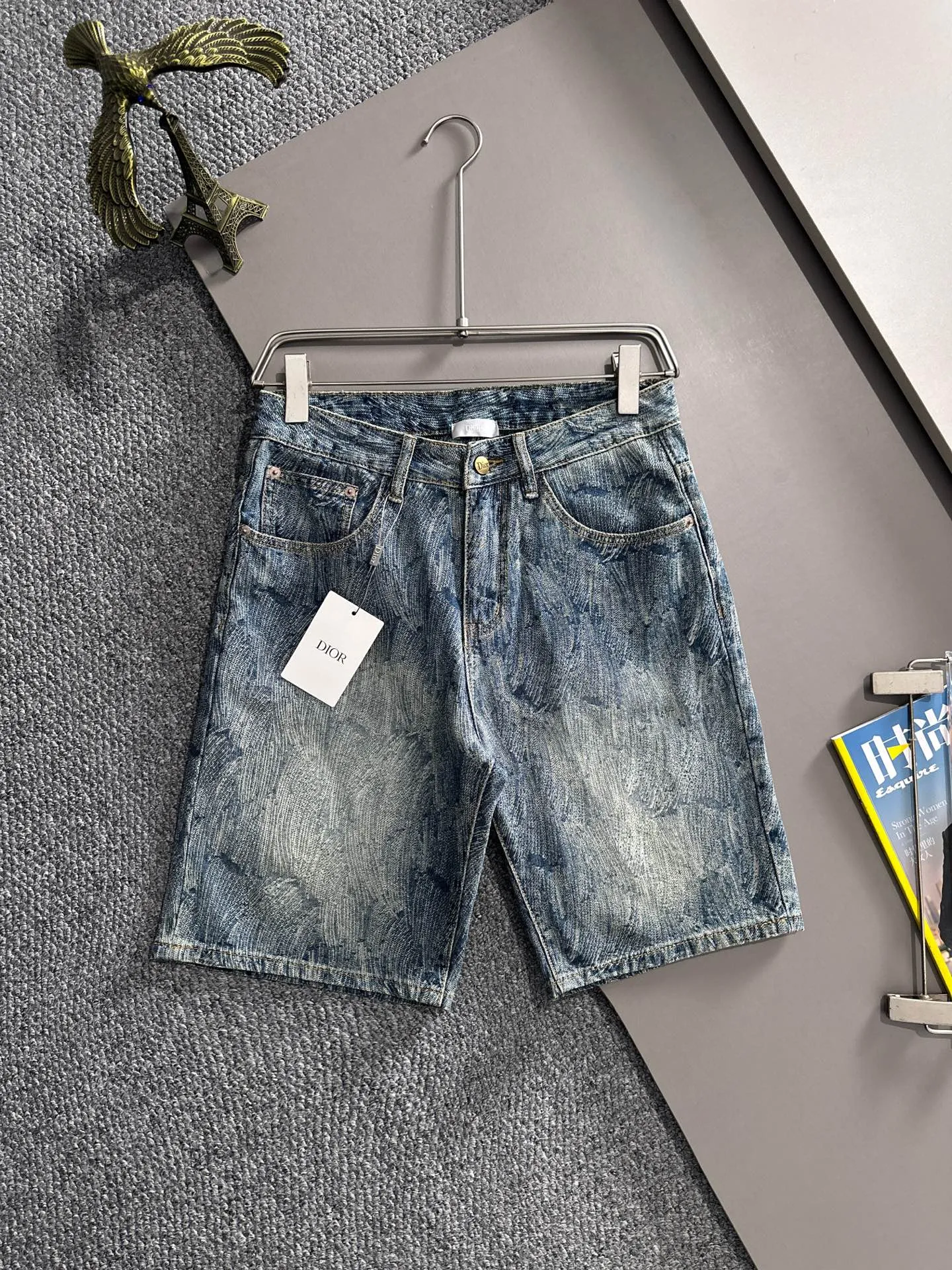 🅿️330 Dior 2025 summer new jeans denim shorts are produced using imported Japanese Denim plain cotton denim fabrics, complete with three standards. The top stone-washed process makes the texture reach the old taste of the 1980s. It is soft, delicate, comfortable and breathable. The color has a modern and fashionable vicissitudes. The upper body is versatile and fashionable! Light luxury, a must-have item for daily commuting! Code number: 28-40 (please state your height and weight when placing an order)