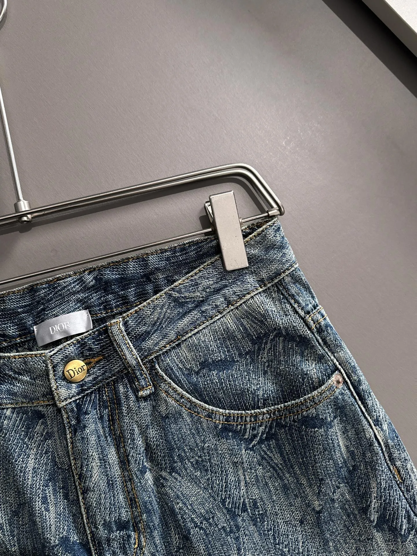 🅿️330 Dior 2025 summer new jeans denim shorts are produced using imported Japanese Denim plain cotton denim fabrics, complete with three standards. The top stone-washed process makes the texture reach the old taste of the 1980s. It is soft, delicate, comfortable and breathable. The color has a modern and fashionable vicissitudes. The upper body is versatile and fashionable! Light luxury, a must-have item for daily commuting! Code number: 28-40 (please state your height and weight when placing an order)