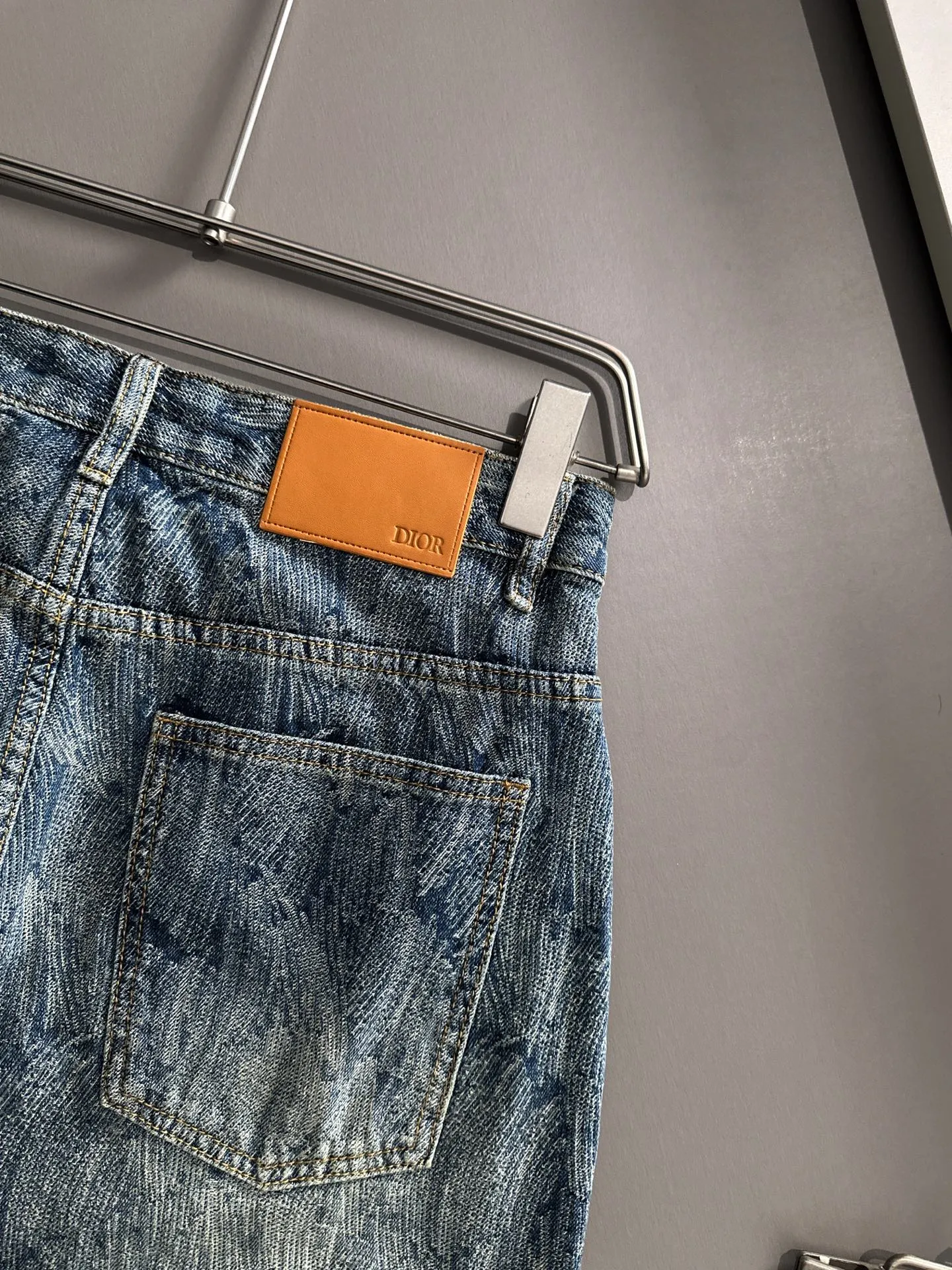 🅿️330 Dior 2025 summer new jeans denim shorts are produced using imported Japanese Denim plain cotton denim fabrics, complete with three standards. The top stone-washed process makes the texture reach the old taste of the 1980s. It is soft, delicate, comfortable and breathable. The color has a modern and fashionable vicissitudes. The upper body is versatile and fashionable! Light luxury, a must-have item for daily commuting! Code number: 28-40 (please state your height and weight when placing an order)