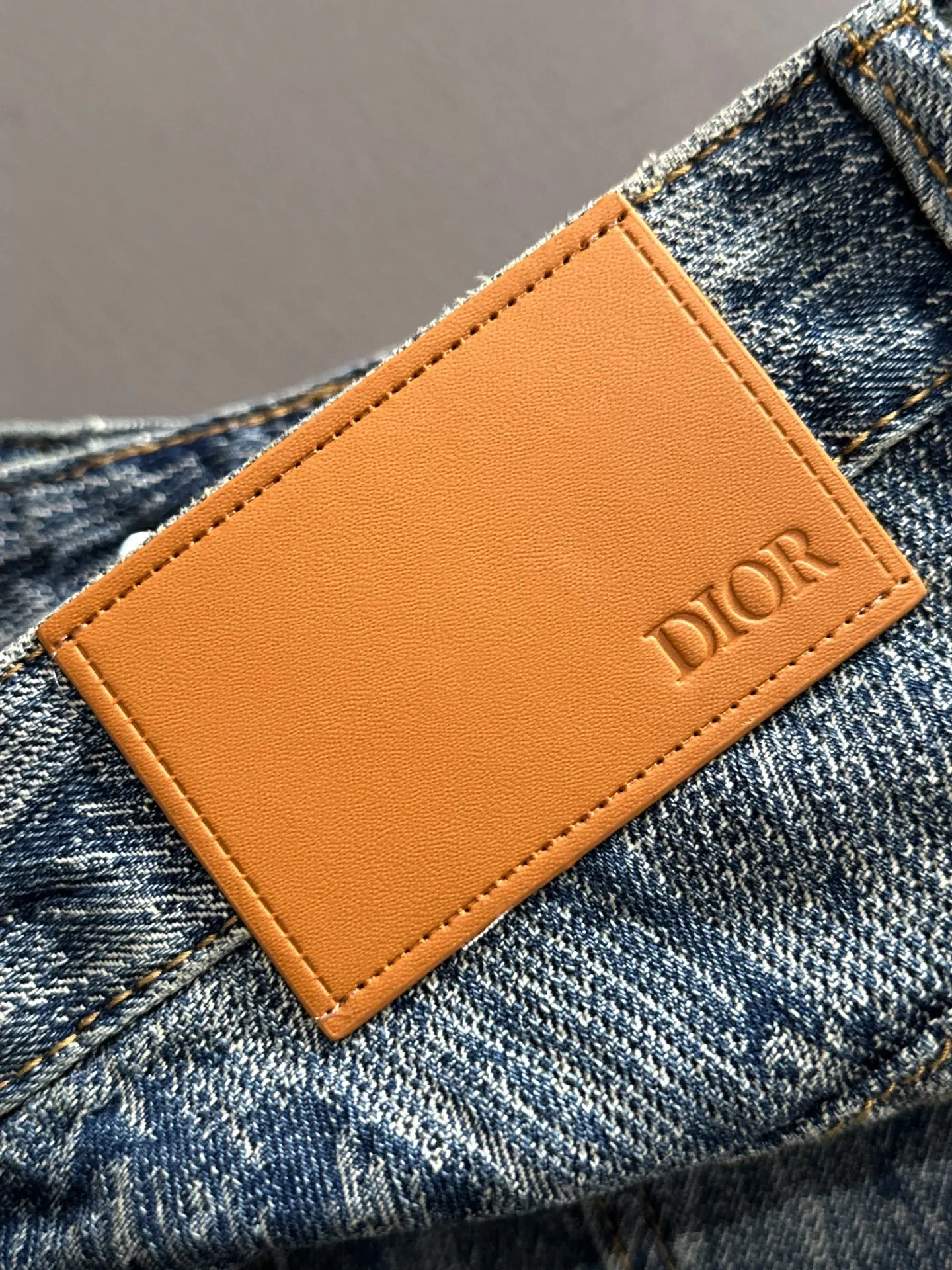 🅿️330 Dior 2025 summer new jeans denim shorts are produced using imported Japanese Denim plain cotton denim fabrics, complete with three standards. The top stone-washed process makes the texture reach the old taste of the 1980s. It is soft, delicate, comfortable and breathable. The color has a modern and fashionable vicissitudes. The upper body is versatile and fashionable! Light luxury, a must-have item for daily commuting! Code number: 28-40 (please state your height and weight when placing an order)