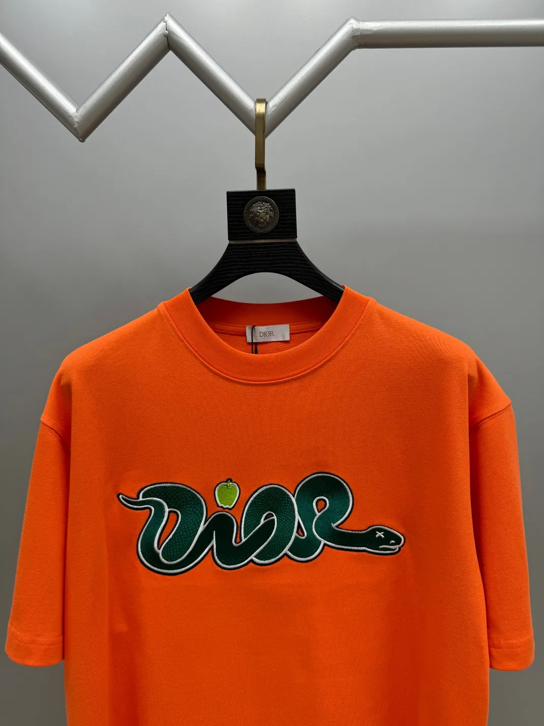 🅿️240 (top version with different currency) Will not be taken off the shelves all year round, sell with confidence Style: Dior/DIO.R short-sleeved T-shirt Fabric: 300g heavy double yarn 100% cotton Rib: 320g heavy Sorona 1*1 trendy brand Craftsmanship: embroidered logo + painting Color: White Orange Size: XS S M L No gender distinction, same style for men and women