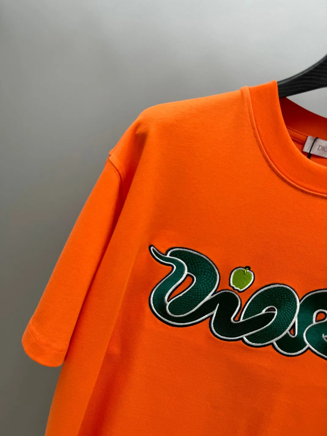🅿️240 (top version with different currency) Will not be taken off the shelves all year round, sell with confidence Style: Dior/DIO.R short-sleeved T-shirt Fabric: 300g heavy double yarn 100% cotton Rib: 320g heavy Sorona 1*1 trendy brand Craftsmanship: embroidered logo + painting Color: White Orange Size: XS S M L No gender distinction, same style for men and women