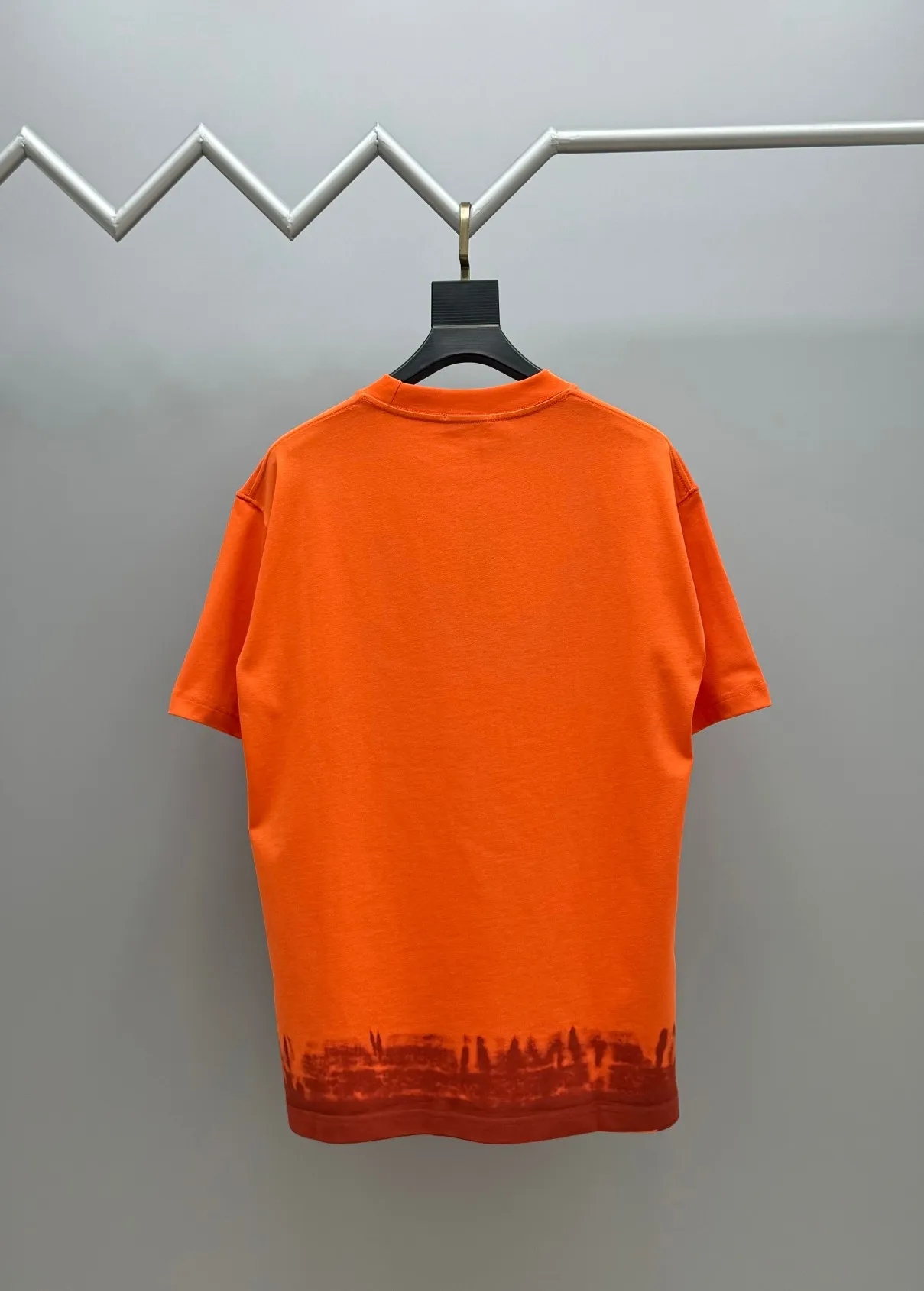 🅿️240 (top version with different currency) Will not be taken off the shelves all year round, sell with confidence Style: Dior/DIO.R short-sleeved T-shirt Fabric: 300g heavy double yarn 100% cotton Rib: 320g heavy Sorona 1*1 trendy brand Craftsmanship: embroidered logo + painting Color: White Orange Size: XS S M L No gender distinction, same style for men and women