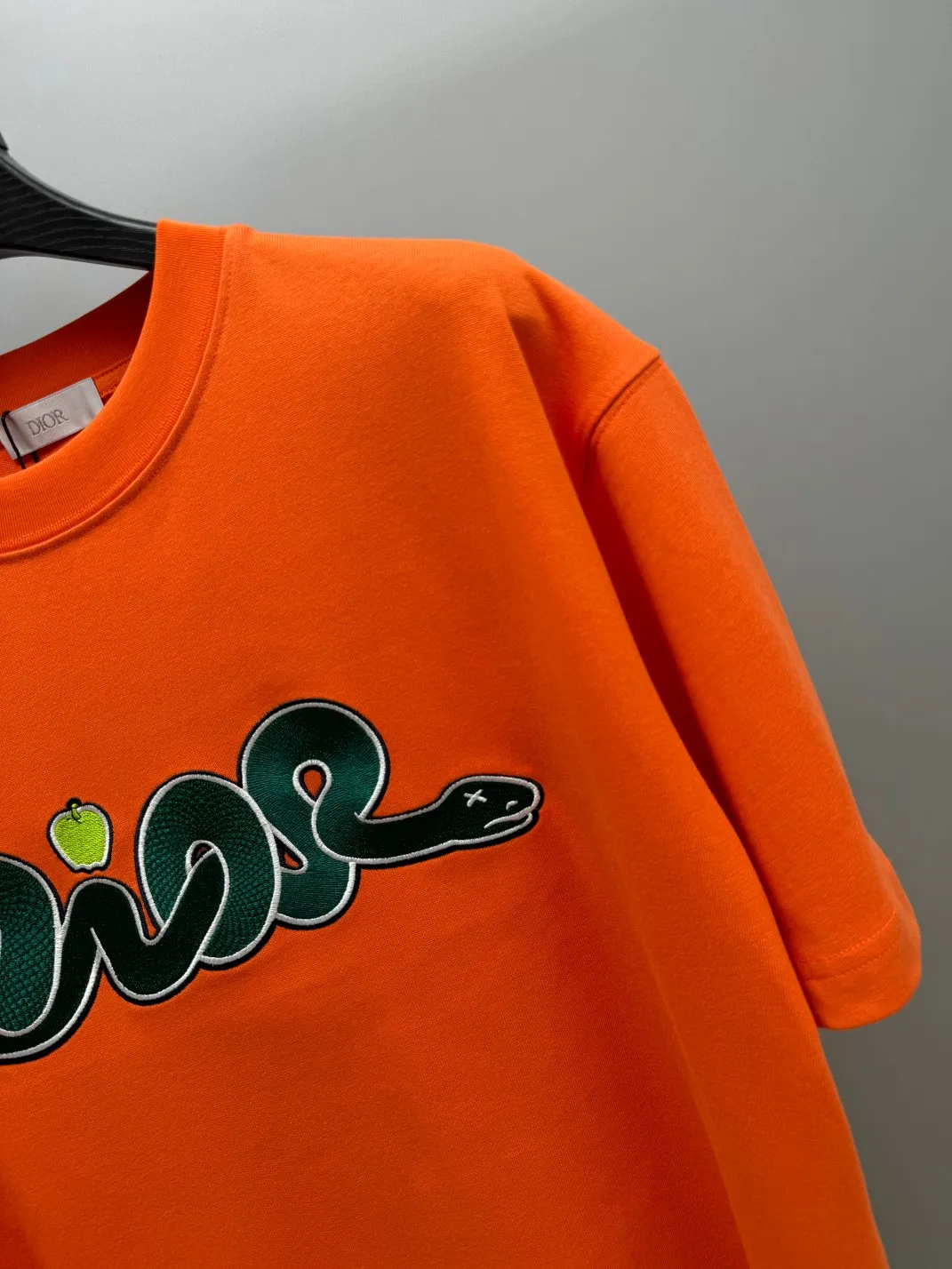 🅿️240 (top version with different currency) Will not be taken off the shelves all year round, sell with confidence Style: Dior/DIO.R short-sleeved T-shirt Fabric: 300g heavy double yarn 100% cotton Rib: 320g heavy Sorona 1*1 trendy brand Craftsmanship: embroidered logo + painting Color: White Orange Size: XS S M L No gender distinction, same style for men and women