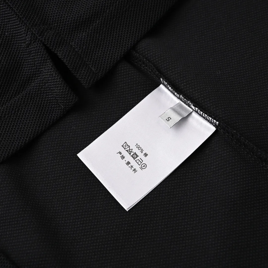 🅿️330 (higher version) DIOR Dior CD box square embroidered short-sleeved polo shirt. Original custom-made 200g cotton jade fabric, thread dyed to match the original. The imported machine-made tatami embroidery technology makes the letter logo appear delicate and exquisite, enhancing the decorative effect. Use an embroidery machine to embroider the designed letter logo onto the patch. Size：S-L