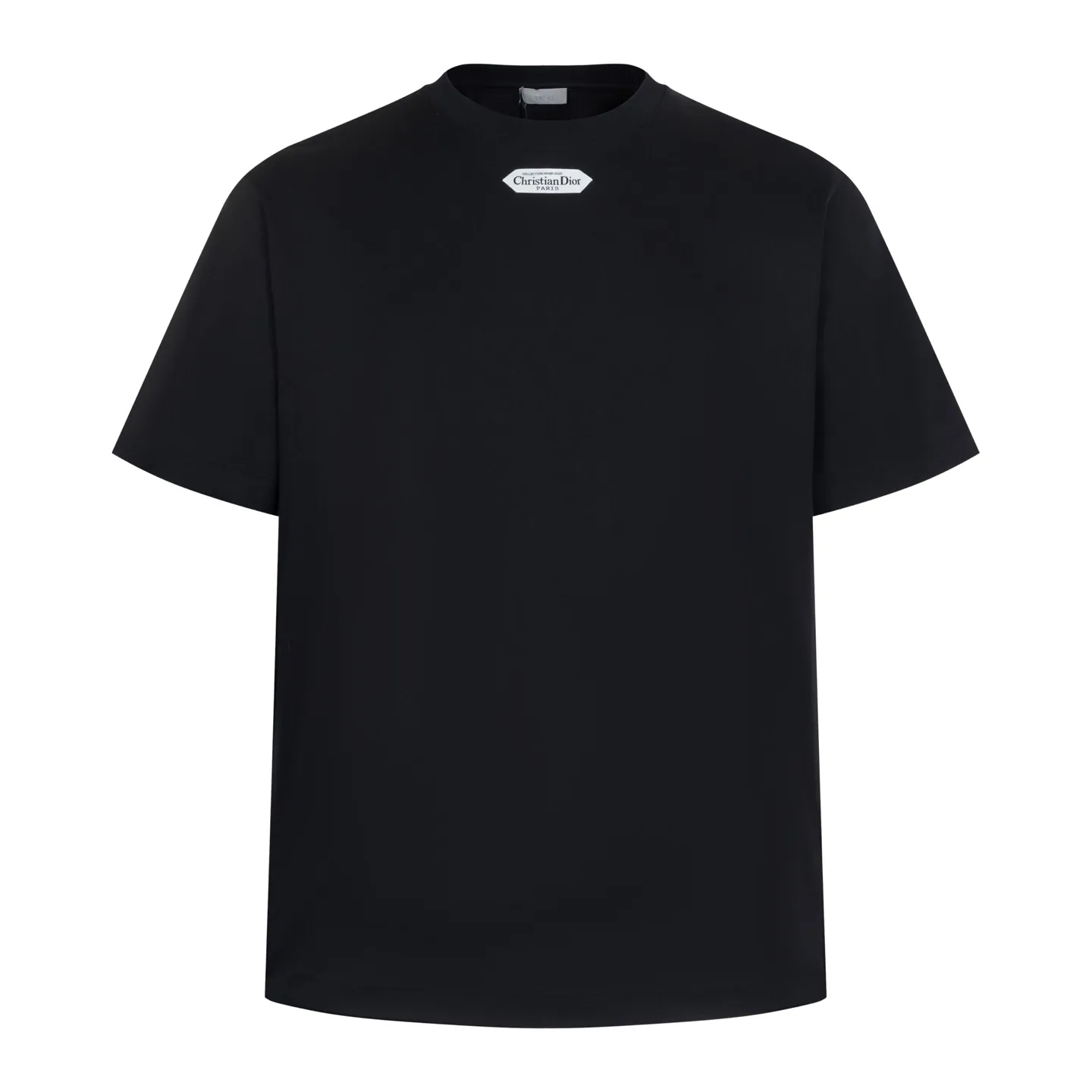 🅿️280 [Exclusive supply] CD 25FW simple label short sleeves (black) The fabric is made of 24S 185g special woven compact cotton fabric, and the rib is made of 32S 300g double yarn rib. This T-shirt is new to the 2025 winter men's collection. It is decorated with a CD Paris logo label inspired by the spirit of haute couture to enhance the style and pay tribute to the extraordinary craftsmanship of the workshop. Crafted from black cotton jersey with a ribbed crew neck and cuffs, it can be worn with track pants for a casual look. It is woven with 24-count special compact cotton yarn. The weaving process requires high standards and requires the use of advanced looms and high-quality raw materials. Specially woven compact cotton has many advantages, such as softness and comfort, good breathability, strong wrinkle resistance, good durability, etc.; it has a tighter, softer and more delicate texture and feel. The brand label on the chest is embellished as the brand's signature detail and is woven using double-sided jacquard technology; black threads are embedded in the white base, or micro-letters are formed through the density of the yarn. The edge of the label is processed by laser cutting, and there are no defects such as yarn leakage and yarn leakage. Size:XS/S/M/L