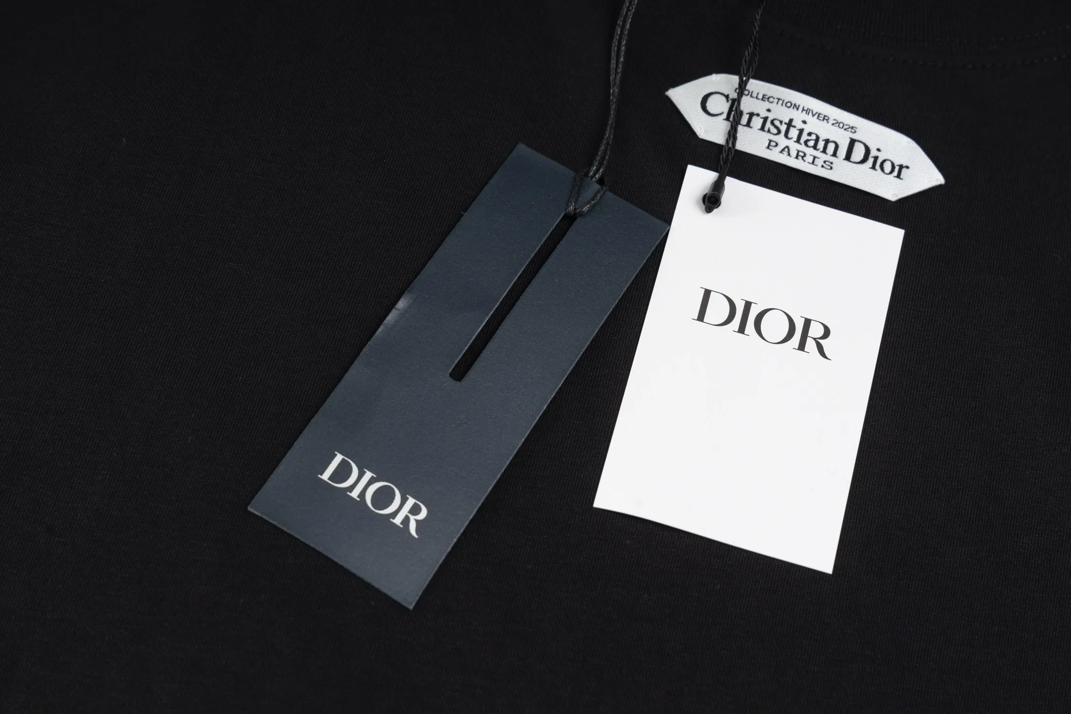 🅿️280 [Exclusive supply] CD 25FW simple label short sleeves (black) The fabric is made of 24S 185g special woven compact cotton fabric, and the rib is made of 32S 300g double yarn rib. This T-shirt is new to the 2025 winter men's collection. It is decorated with a CD Paris logo label inspired by the spirit of haute couture to enhance the style and pay tribute to the extraordinary craftsmanship of the workshop. Crafted from black cotton jersey with a ribbed crew neck and cuffs, it can be worn with track pants for a casual look. It is woven with 24-count special compact cotton yarn. The weaving process requires high standards and requires the use of advanced looms and high-quality raw materials. Specially woven compact cotton has many advantages, such as softness and comfort, good breathability, strong wrinkle resistance, good durability, etc.; it has a tighter, softer and more delicate texture and feel. The brand label on the chest is embellished as the brand's signature detail and is woven using double-sided jacquard technology; black threads are embedded in the white base, or micro-letters are formed through the density of the yarn. The edge of the label is processed by laser cutting, and there are no defects such as yarn leakage and yarn leakage. Size:XS/S/M/L