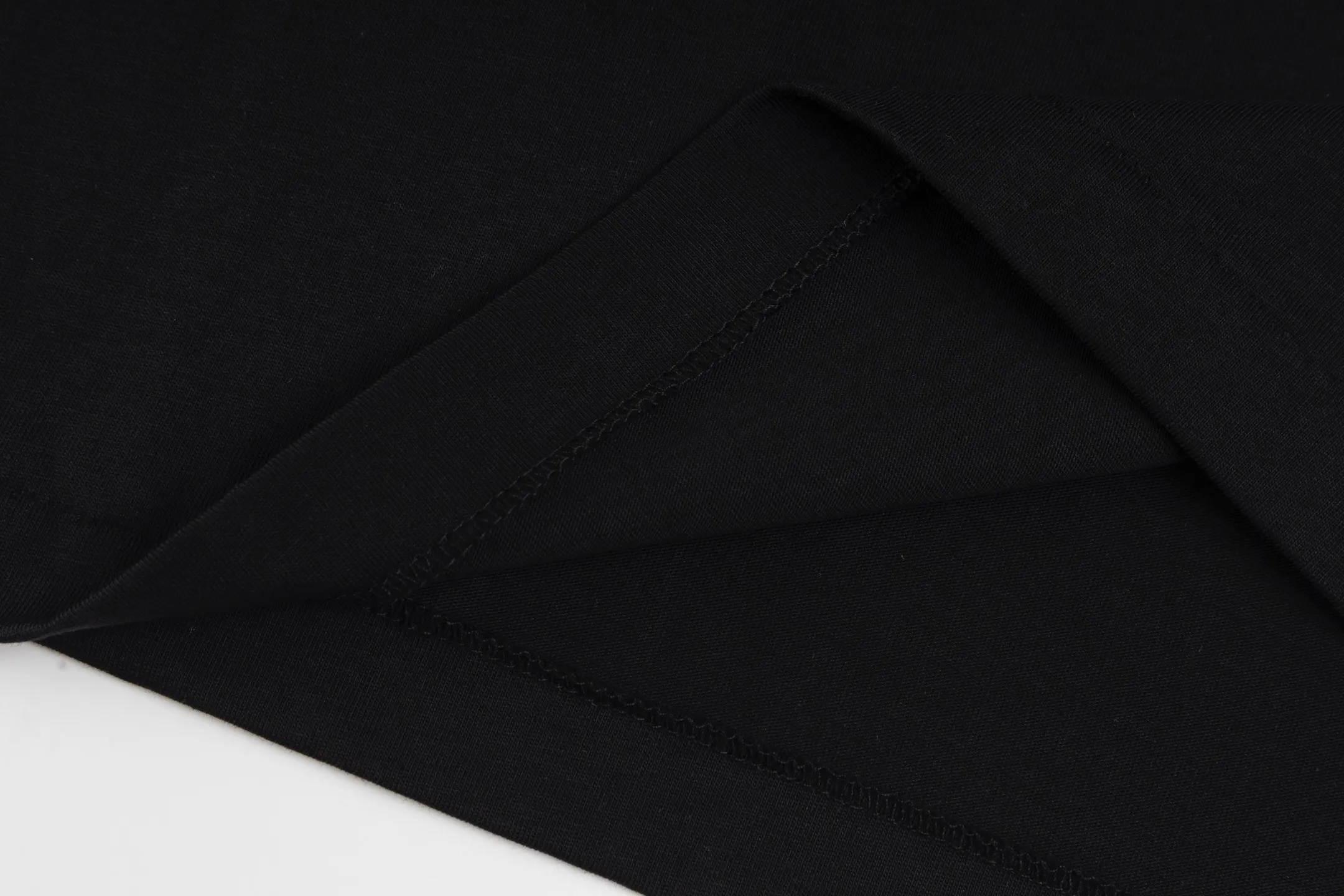 🅿️280 [Exclusive supply] CD 25FW simple label short sleeves (black) The fabric is made of 24S 185g special woven compact cotton fabric, and the rib is made of 32S 300g double yarn rib. This T-shirt is new to the 2025 winter men's collection. It is decorated with a CD Paris logo label inspired by the spirit of haute couture to enhance the style and pay tribute to the extraordinary craftsmanship of the workshop. Crafted from black cotton jersey with a ribbed crew neck and cuffs, it can be worn with track pants for a casual look. It is woven with 24-count special compact cotton yarn. The weaving process requires high standards and requires the use of advanced looms and high-quality raw materials. Specially woven compact cotton has many advantages, such as softness and comfort, good breathability, strong wrinkle resistance, good durability, etc.; it has a tighter, softer and more delicate texture and feel. The brand label on the chest is embellished as the brand's signature detail and is woven using double-sided jacquard technology; black threads are embedded in the white base, or micro-letters are formed through the density of the yarn. The edge of the label is processed by laser cutting, and there are no defects such as yarn leakage and yarn leakage. Size:XS/S/M/L