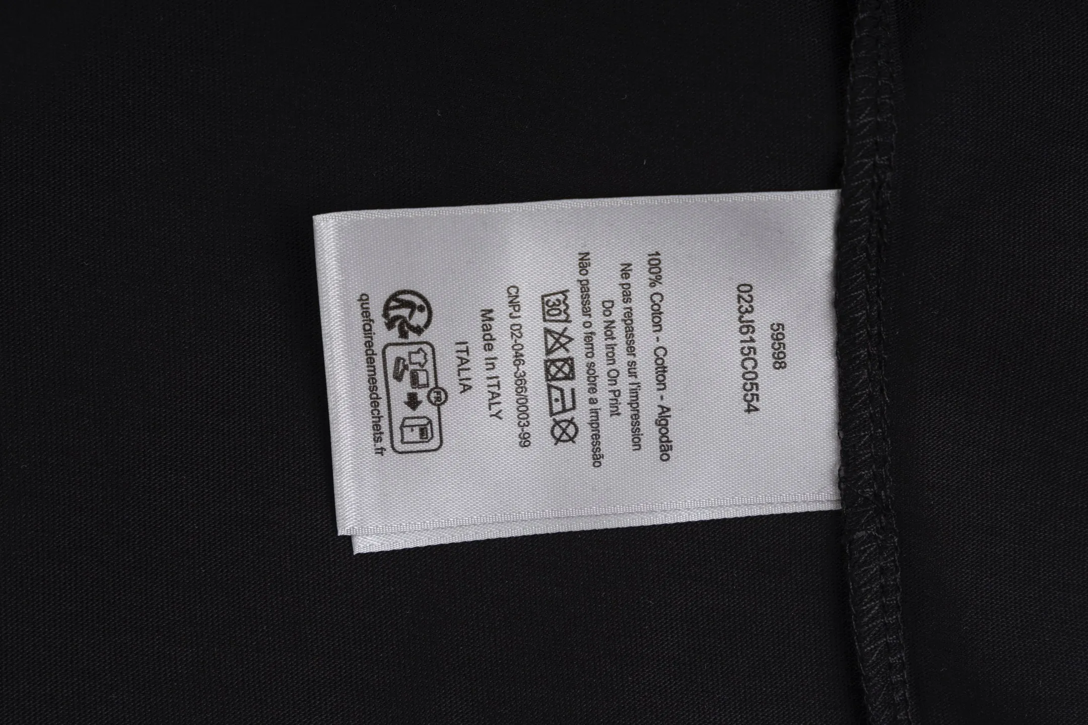🅿️280 [Exclusive supply] CD 25FW simple label short sleeves (black) The fabric is made of 24S 185g special woven compact cotton fabric, and the rib is made of 32S 300g double yarn rib. This T-shirt is new to the 2025 winter men's collection. It is decorated with a CD Paris logo label inspired by the spirit of haute couture to enhance the style and pay tribute to the extraordinary craftsmanship of the workshop. Crafted from black cotton jersey with a ribbed crew neck and cuffs, it can be worn with track pants for a casual look. It is woven with 24-count special compact cotton yarn. The weaving process requires high standards and requires the use of advanced looms and high-quality raw materials. Specially woven compact cotton has many advantages, such as softness and comfort, good breathability, strong wrinkle resistance, good durability, etc.; it has a tighter, softer and more delicate texture and feel. The brand label on the chest is embellished as the brand's signature detail and is woven using double-sided jacquard technology; black threads are embedded in the white base, or micro-letters are formed through the density of the yarn. The edge of the label is processed by laser cutting, and there are no defects such as yarn leakage and yarn leakage. Size:XS/S/M/L