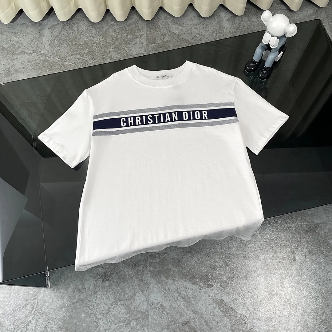 🅿️180 Highest Version Dior CD Haute Couture Short Sleeve T-shirt with Striped Logo on Chest, Front and Back, High Quality, High Version! Super iconic brand logo printing pattern. When layered as a base, you will look like a blogger. Low-key and tasteful. Original fabric. 300G high weight double yarn, 100% combed cotton. Thread custom weaving and dyeing without color difference. No pressure when entering and exiting the counter. Through-shoulder strapping technology increases the washing life of clothes. No deformation. High-end digital printing technology. Does not fade. Bright colors. Hang tag. Collar label. Washed wheat. Three labels are complete! !  Loose fit, same style for men and women Color: white against dark blue Size: S M L XL