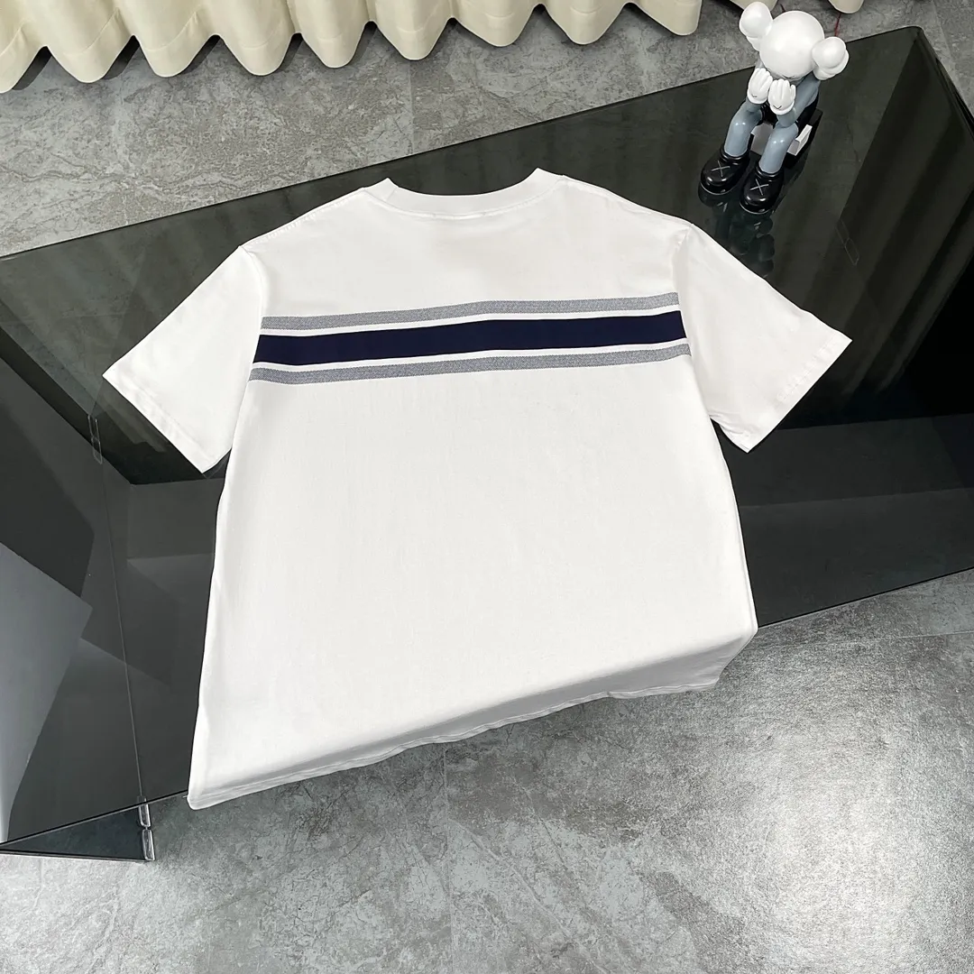 🅿️180 Highest Version Dior CD Haute Couture Short Sleeve T-shirt with Striped Logo on Chest, Front and Back, High Quality, High Version! Super iconic brand logo printing pattern. When layered as a base, you will look like a blogger. Low-key and tasteful. Original fabric. 300G high weight double yarn, 100% combed cotton. Thread custom weaving and dyeing without color difference. No pressure when entering and exiting the counter. Through-shoulder strapping technology increases the washing life of clothes. No deformation. High-end digital printing technology. Does not fade. Bright colors. Hang tag. Collar label. Washed wheat. Three labels are complete! !  Loose fit, same style for men and women Color: white against dark blue Size: S M L XL