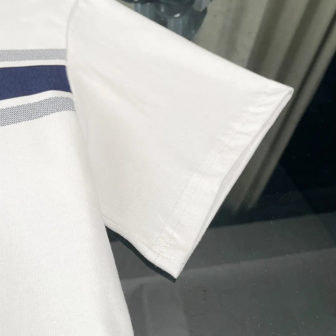 🅿️180 Highest Version Dior CD Haute Couture Short Sleeve T-shirt with Striped Logo on Chest, Front and Back, High Quality, High Version! Super iconic brand logo printing pattern. When layered as a base, you will look like a blogger. Low-key and tasteful. Original fabric. 300G high weight double yarn, 100% combed cotton. Thread custom weaving and dyeing without color difference. No pressure when entering and exiting the counter. Through-shoulder strapping technology increases the washing life of clothes. No deformation. High-end digital printing technology. Does not fade. Bright colors. Hang tag. Collar label. Washed wheat. Three labels are complete! !  Loose fit, same style for men and women Color: white against dark blue Size: S M L XL