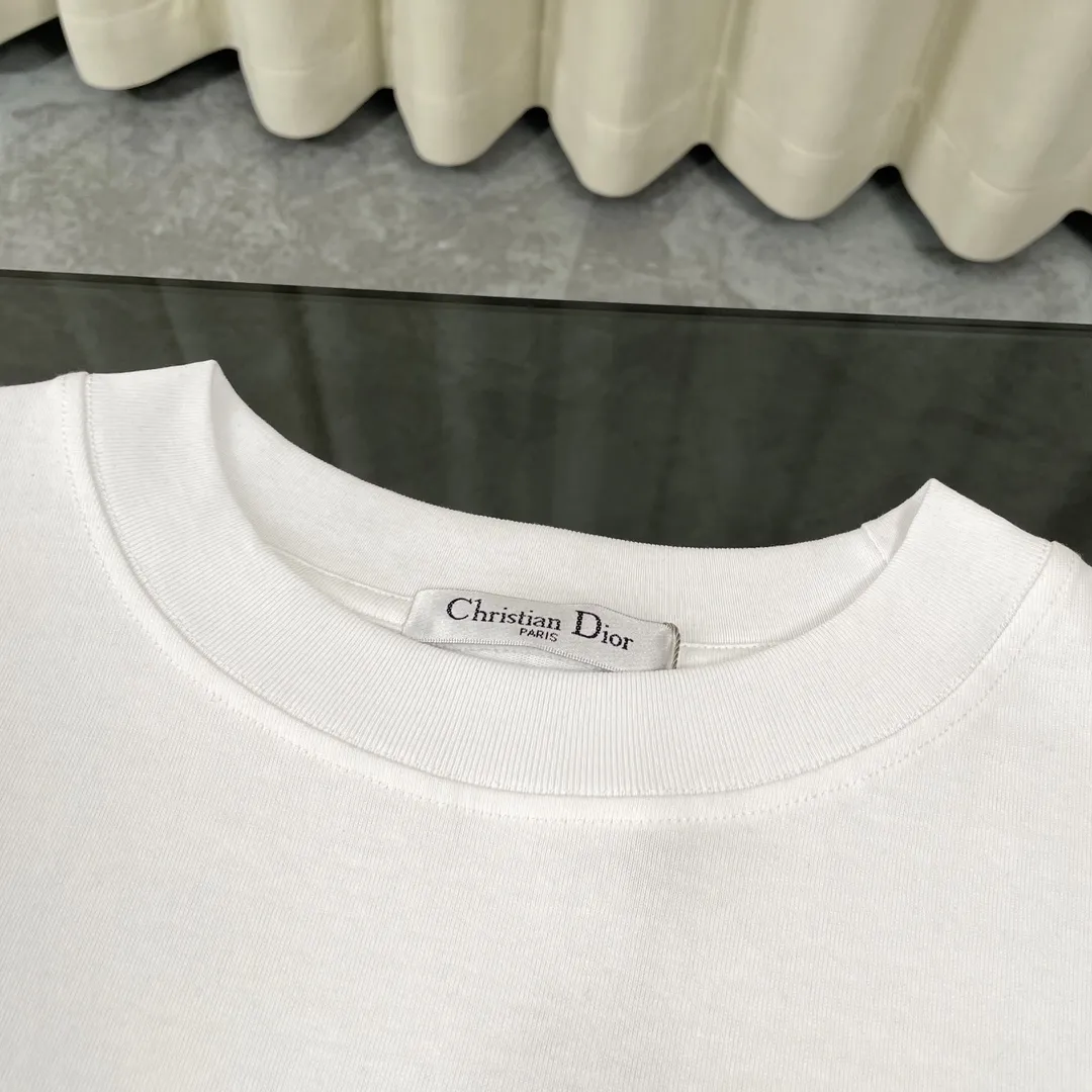 🅿️180 Highest Version Dior CD Haute Couture Short Sleeve T-shirt with Striped Logo on Chest, Front and Back, High Quality, High Version! Super iconic brand logo printing pattern. When layered as a base, you will look like a blogger. Low-key and tasteful. Original fabric. 300G high weight double yarn, 100% combed cotton. Thread custom weaving and dyeing without color difference. No pressure when entering and exiting the counter. Through-shoulder strapping technology increases the washing life of clothes. No deformation. High-end digital printing technology. Does not fade. Bright colors. Hang tag. Collar label. Washed wheat. Three labels are complete! !  Loose fit, same style for men and women Color: white against dark blue Size: S M L XL