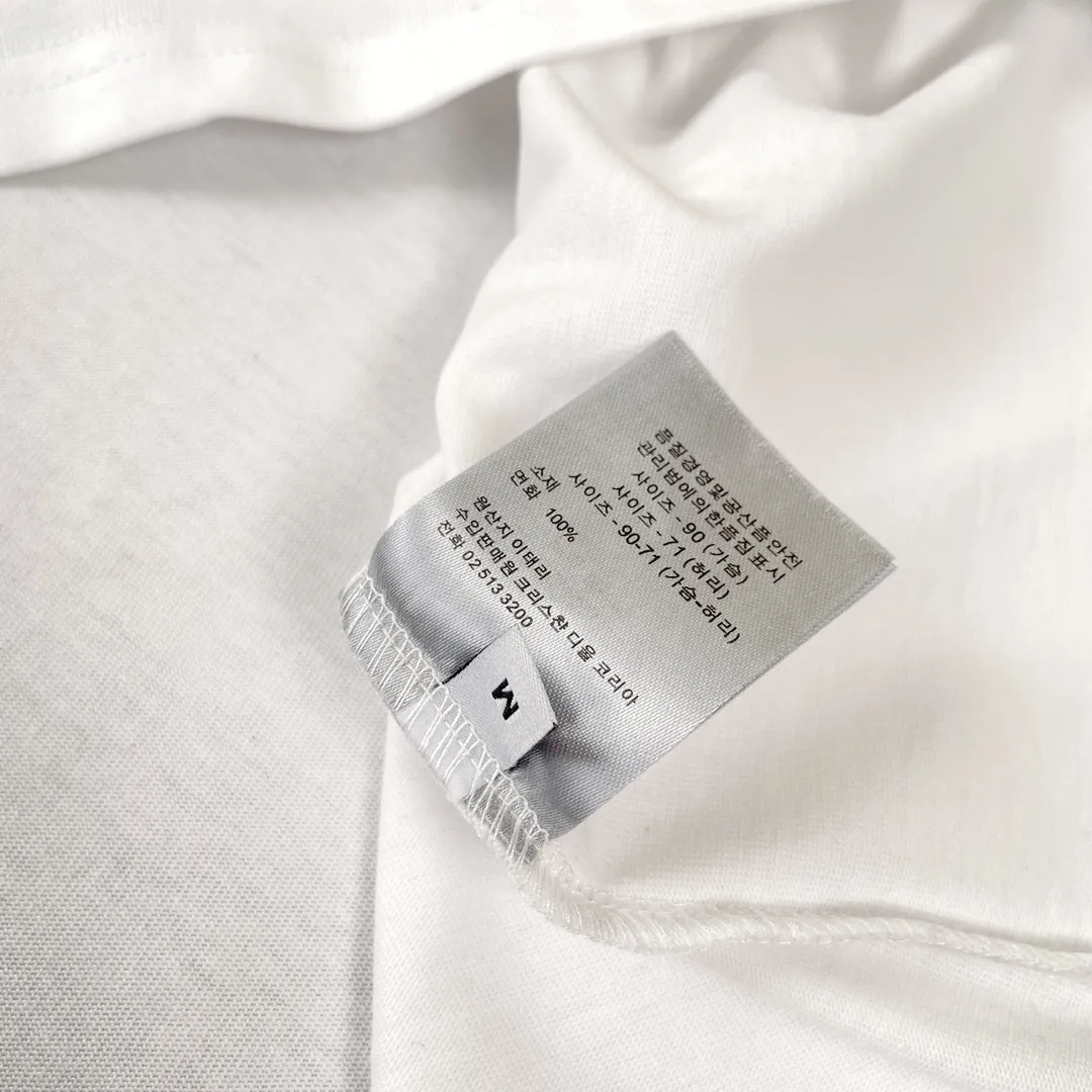 🅿️180 Highest Version Dior CD Haute Couture Short Sleeve T-shirt with Striped Logo on Chest, Front and Back, High Quality, High Version! Super iconic brand logo printing pattern. When layered as a base, you will look like a blogger. Low-key and tasteful. Original fabric. 300G high weight double yarn, 100% combed cotton. Thread custom weaving and dyeing without color difference. No pressure when entering and exiting the counter. Through-shoulder strapping technology increases the washing life of clothes. No deformation. High-end digital printing technology. Does not fade. Bright colors. Hang tag. Collar label. Washed wheat. Three labels are complete! !  Loose fit, same style for men and women Color: white against dark blue Size: S M L XL