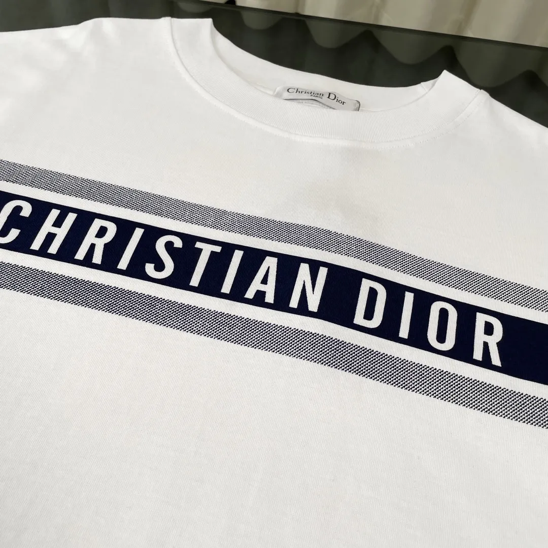 🅿️180 Highest Version Dior CD Haute Couture Short Sleeve T-shirt with Striped Logo on Chest, Front and Back, High Quality, High Version! Super iconic brand logo printing pattern. When layered as a base, you will look like a blogger. Low-key and tasteful. Original fabric. 300G high weight double yarn, 100% combed cotton. Thread custom weaving and dyeing without color difference. No pressure when entering and exiting the counter. Through-shoulder strapping technology increases the washing life of clothes. No deformation. High-end digital printing technology. Does not fade. Bright colors. Hang tag. Collar label. Washed wheat. Three labels are complete! !  Loose fit, same style for men and women Color: white against dark blue Size: S M L XL