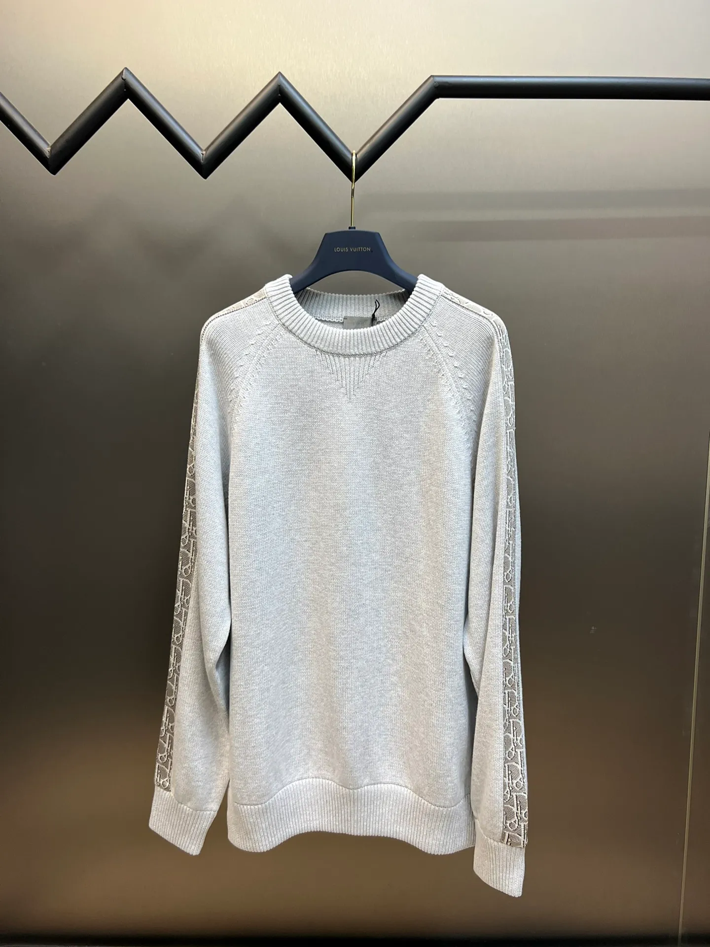 🅿️580 dior sleeve web jacquard sweater The original version is dyed 1:1 and has a color similarity of more than 95%. It is made of 100% fully combed cotton yarn. The body of the garment is woven using the same 7G loom as the original version. The mulberry silk webbing on both sides is woven separately according to the original version using 16-needle ultra-fine needles. Stitching, washing, and finally the webbing are all operated by highly skilled lathes. Ordinary lathes cannot carve such a straight webbing. This place particularly tests the lathes' skills. Otherwise, the resulting version will be uneven, high, and asymmetrical. At a glance, it will look particularly classless! ! size: xs s m l