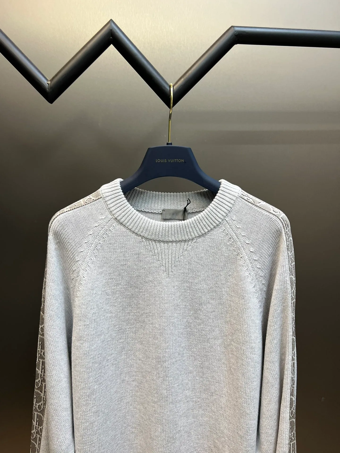 🅿️580 dior sleeve web jacquard sweater The original version is dyed 1:1 and has a color similarity of more than 95%. It is made of 100% fully combed cotton yarn. The body of the garment is woven using the same 7G loom as the original version. The mulberry silk webbing on both sides is woven separately according to the original version using 16-needle ultra-fine needles. Stitching, washing, and finally the webbing are all operated by highly skilled lathes. Ordinary lathes cannot carve such a straight webbing. This place particularly tests the lathes' skills. Otherwise, the resulting version will be uneven, high, and asymmetrical. At a glance, it will look particularly classless! ! size: xs s m l