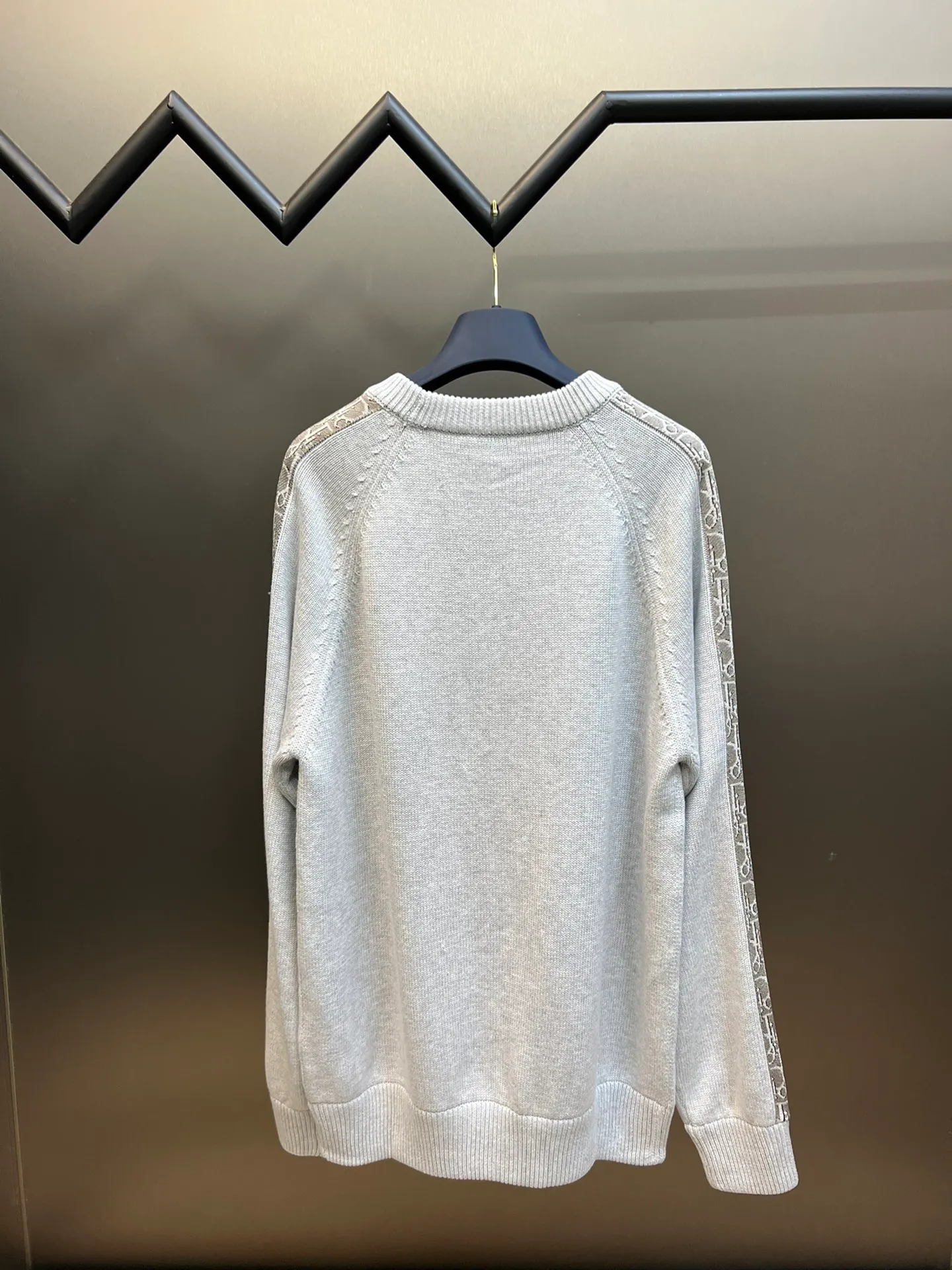 🅿️580 dior sleeve web jacquard sweater The original version is dyed 1:1 and has a color similarity of more than 95%. It is made of 100% fully combed cotton yarn. The body of the garment is woven using the same 7G loom as the original version. The mulberry silk webbing on both sides is woven separately according to the original version using 16-needle ultra-fine needles. Stitching, washing, and finally the webbing are all operated by highly skilled lathes. Ordinary lathes cannot carve such a straight webbing. This place particularly tests the lathes' skills. Otherwise, the resulting version will be uneven, high, and asymmetrical. At a glance, it will look particularly classless! ! size: xs s m l