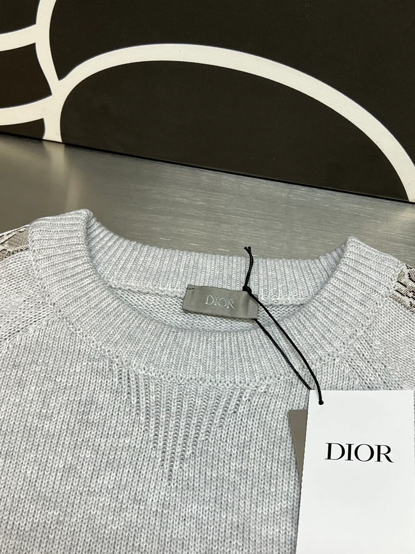 🅿️580 dior sleeve web jacquard sweater The original version is dyed 1:1 and has a color similarity of more than 95%. It is made of 100% fully combed cotton yarn. The body of the garment is woven using the same 7G loom as the original version. The mulberry silk webbing on both sides is woven separately according to the original version using 16-needle ultra-fine needles. Stitching, washing, and finally the webbing are all operated by highly skilled lathes. Ordinary lathes cannot carve such a straight webbing. This place particularly tests the lathes' skills. Otherwise, the resulting version will be uneven, high, and asymmetrical. At a glance, it will look particularly classless! ! size: xs s m l