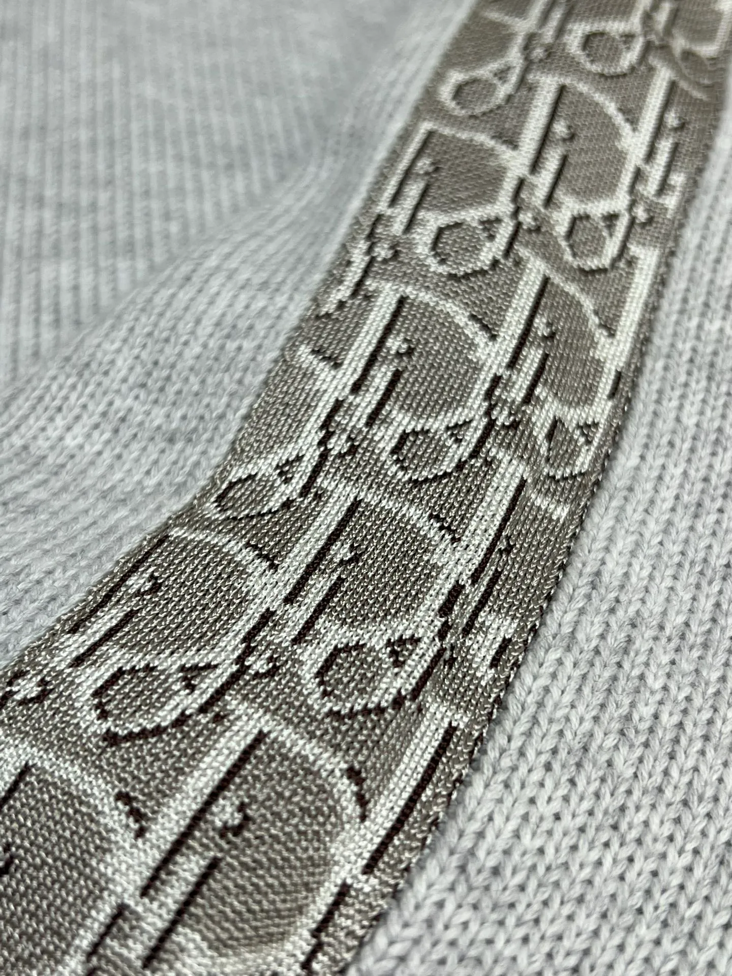 🅿️580 dior sleeve web jacquard sweater The original version is dyed 1:1 and has a color similarity of more than 95%. It is made of 100% fully combed cotton yarn. The body of the garment is woven using the same 7G loom as the original version. The mulberry silk webbing on both sides is woven separately according to the original version using 16-needle ultra-fine needles. Stitching, washing, and finally the webbing are all operated by highly skilled lathes. Ordinary lathes cannot carve such a straight webbing. This place particularly tests the lathes' skills. Otherwise, the resulting version will be uneven, high, and asymmetrical. At a glance, it will look particularly classless! ! size: xs s m l