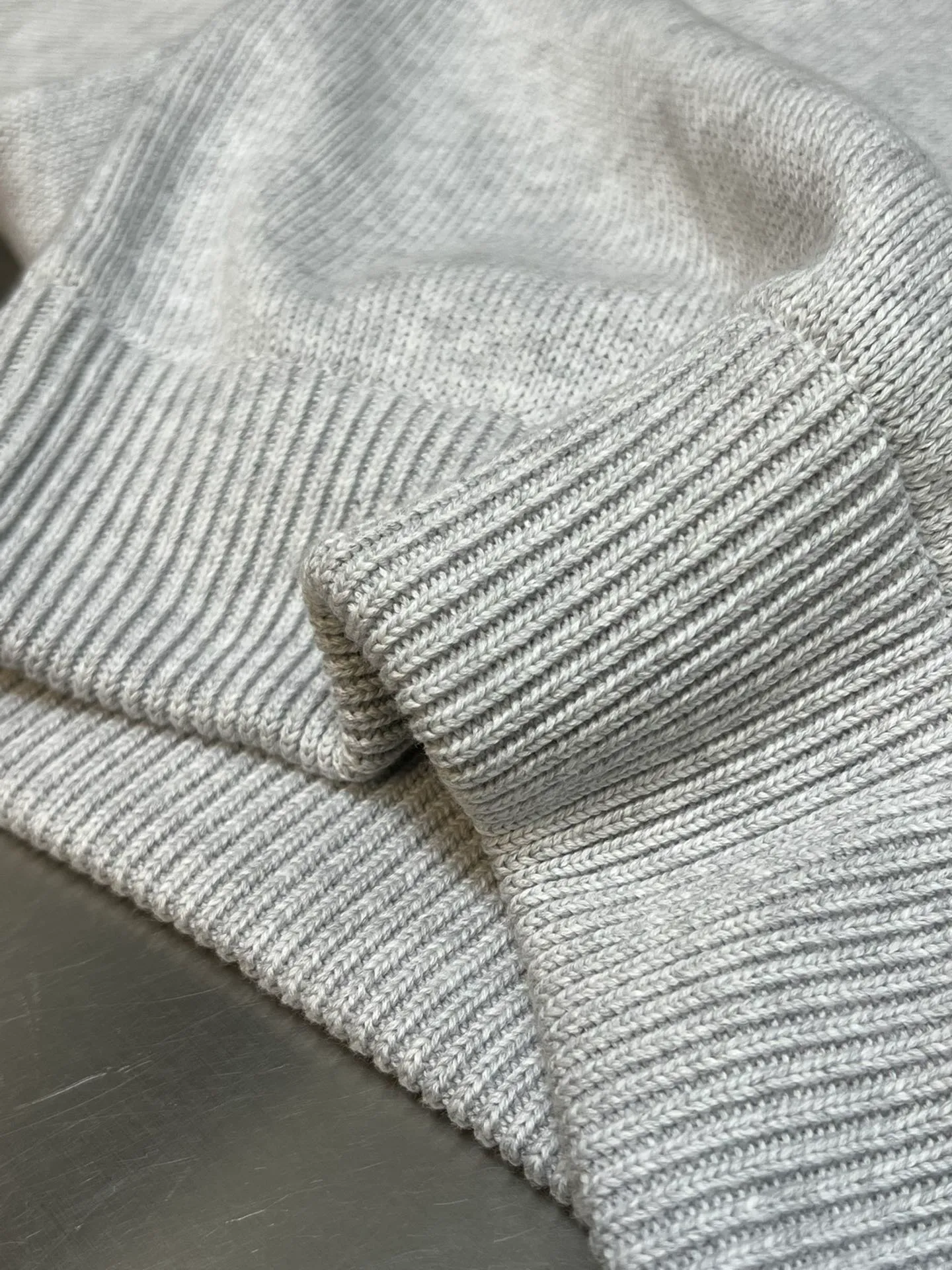 🅿️580 dior sleeve web jacquard sweater The original version is dyed 1:1 and has a color similarity of more than 95%. It is made of 100% fully combed cotton yarn. The body of the garment is woven using the same 7G loom as the original version. The mulberry silk webbing on both sides is woven separately according to the original version using 16-needle ultra-fine needles. Stitching, washing, and finally the webbing are all operated by highly skilled lathes. Ordinary lathes cannot carve such a straight webbing. This place particularly tests the lathes' skills. Otherwise, the resulting version will be uneven, high, and asymmetrical. At a glance, it will look particularly classless! ! size: xs s m l