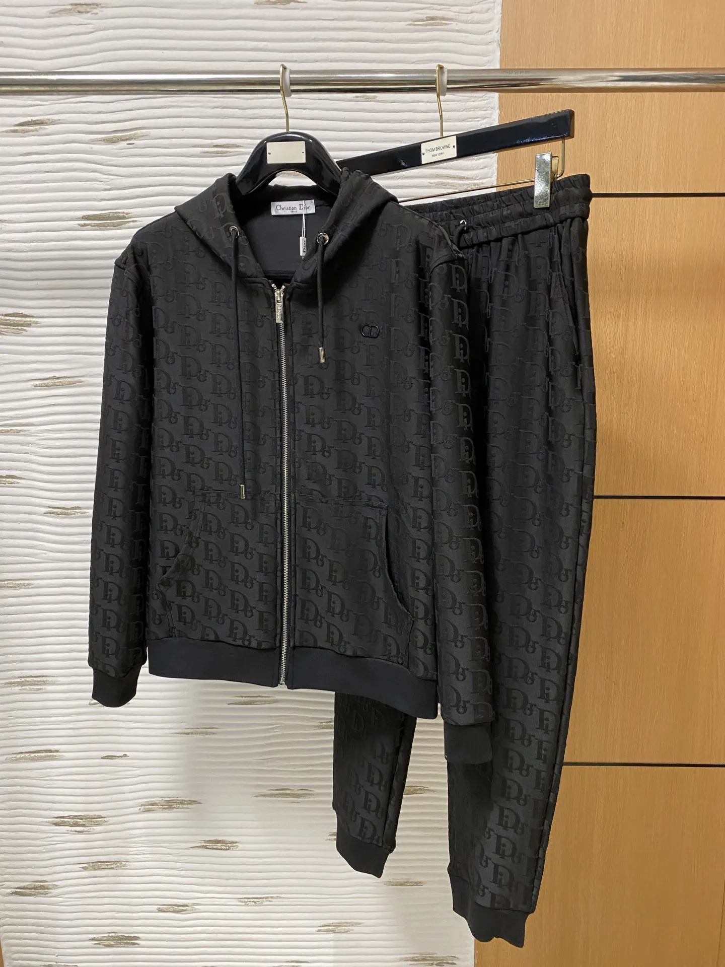 🅿️720 Dior’s 2025 autumn and winter new counter style casual Tencel cotton fabric suit, breathable, comfortable and casual! Full of high-end feel! The details are exquisite and high-end, and the workmanship is impeccable! The original high-end fabric is very high-end! The fabric is crisp, anti-wrinkle and wear-resistant, warm, neat and stylish. Everyone must buy a set this autumn and winter. They must look cool and cool when wearing it. This is a particularly recommended model from our store! M-3XL