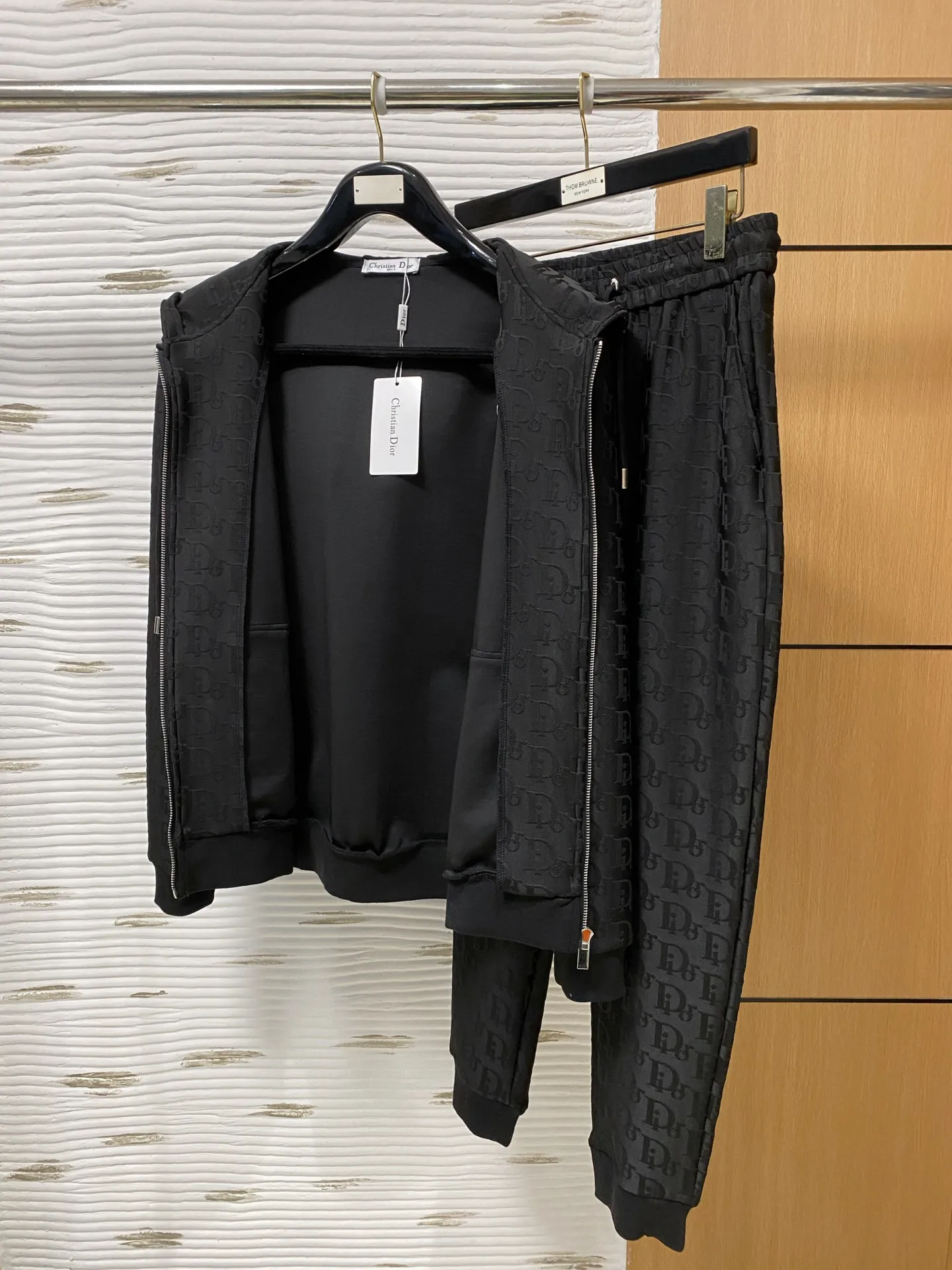 🅿️720 Dior’s 2025 autumn and winter new counter style casual Tencel cotton fabric suit, breathable, comfortable and casual! Full of high-end feel! The details are exquisite and high-end, and the workmanship is impeccable! The original high-end fabric is very high-end! The fabric is crisp, anti-wrinkle and wear-resistant, warm, neat and stylish. Everyone must buy a set this autumn and winter. They must look cool and cool when wearing it. This is a particularly recommended model from our store! M-3XL