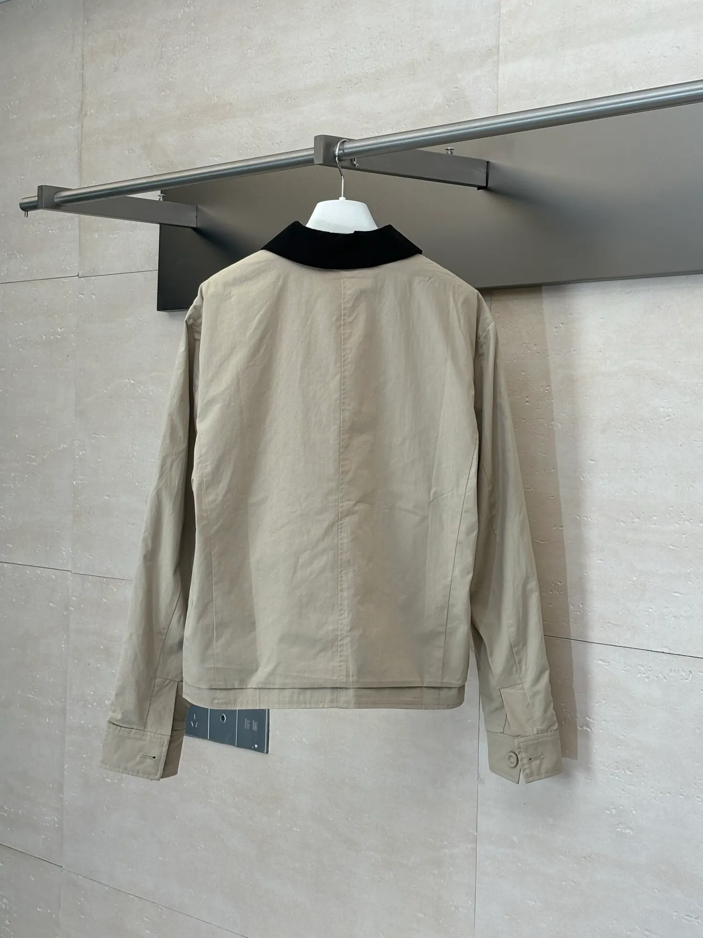 🅿️596 Dio*/Dior 25SS lapel old money style jacket. The fabric is made of cotton twill body and lining made of 100% cotton. The shuttle loom shuttles between the warp and weft yarns through the shuttle to form the diagonal grain of the twill. The cotton material makes it breathable and comfortable against the skin. The twill weave makes the fabric structure tight, high-grade texture and easy to take care of through careful tailoring. It has formed the D family's classic casual and fashionable style. The concealed button design does not lose the need for formal occasions. The sleeves are connected to the shoulders using single-needle technology, making it firm and linear. There are pockets on the left and right. The fabric is wrapped around the edges of the pockets using piping technology, making it firmer and more aesthetically pleasing. Size: S/M/L/XL