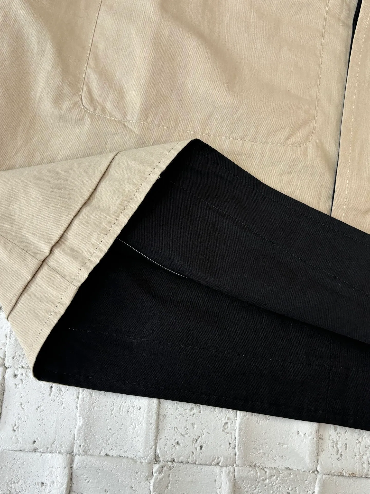 🅿️596 Dio*/Dior 25SS lapel old money style jacket. The fabric is made of cotton twill body and lining made of 100% cotton. The shuttle loom shuttles between the warp and weft yarns through the shuttle to form the diagonal grain of the twill. The cotton material makes it breathable and comfortable against the skin. The twill weave makes the fabric structure tight, high-grade texture and easy to take care of through careful tailoring. It has formed the D family's classic casual and fashionable style. The concealed button design does not lose the need for formal occasions. The sleeves are connected to the shoulders using single-needle technology, making it firm and linear. There are pockets on the left and right. The fabric is wrapped around the edges of the pockets using piping technology, making it firmer and more aesthetically pleasing. Size: S/M/L/XL