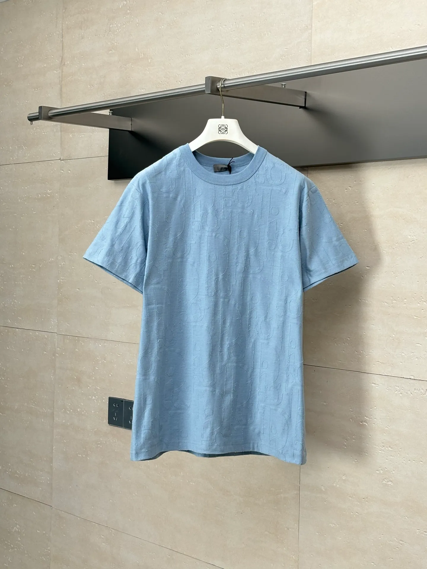 🅿️296 Dio*/Dior 25Ss new line-cut jacquard round-neck short-sleeved T-shirt. Pure cotton plain weave fabric, woven with 32S double-ply pure cotton yarn. The fabric has high abrasion resistance while retaining the moisture absorption and breathability of pure cotton. The plain weave has a tight structure and a smooth surface, but it feels relatively stiff and supports the stiffness of the version. Jacquard pattern, line-cut jacquard technology, full-width Oblique jacquard pattern The relief effect is formed through the deep integration of full-width jacquard and shearing process. The jacquard structure provides a three-dimensional skeleton, and the shearing process strengthens the local texture. Electronic jacquard machine weaves complex patterns on the entire fabric, forming a three-dimensional concave and convex texture to achieve the integration of texture and pattern. The raised jacquard is directionally sheared to form a relief effect, enhancing the tactile level and visual contrast. Size: S/M/L/XL