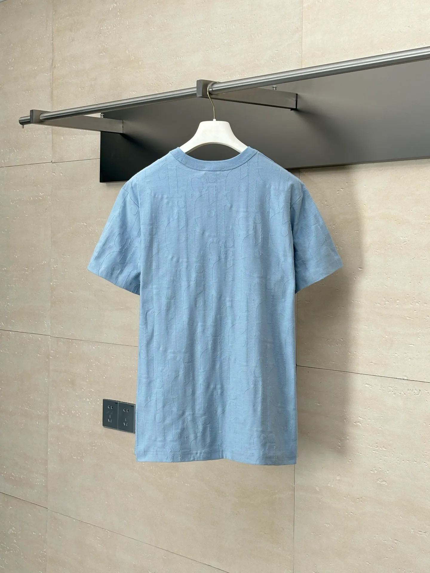 🅿️296 Dio*/Dior 25Ss new line-cut jacquard round-neck short-sleeved T-shirt. Pure cotton plain weave fabric, woven with 32S double-ply pure cotton yarn. The fabric has high abrasion resistance while retaining the moisture absorption and breathability of pure cotton. The plain weave has a tight structure and a smooth surface, but it feels relatively stiff and supports the stiffness of the version. Jacquard pattern, line-cut jacquard technology, full-width Oblique jacquard pattern The relief effect is formed through the deep integration of full-width jacquard and shearing process. The jacquard structure provides a three-dimensional skeleton, and the shearing process strengthens the local texture. Electronic jacquard machine weaves complex patterns on the entire fabric, forming a three-dimensional concave and convex texture to achieve the integration of texture and pattern. The raised jacquard is directionally sheared to form a relief effect, enhancing the tactile level and visual contrast. Size: S/M/L/XL