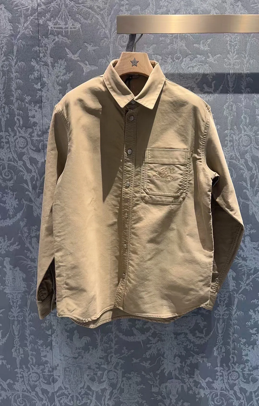 🅿️500 (only high-quality products🔥ZP version, no pressure to get in and out of the cabinet) -Dior official website new models at the same time Lily of the valley finely embroidered woven cotton twill casual shirt, same style for men and women -YB molded fabric details are the same Full set of accessories customized to distinguish the market currency Welcome to compare -Color Beige -Code number 36 38 40 42