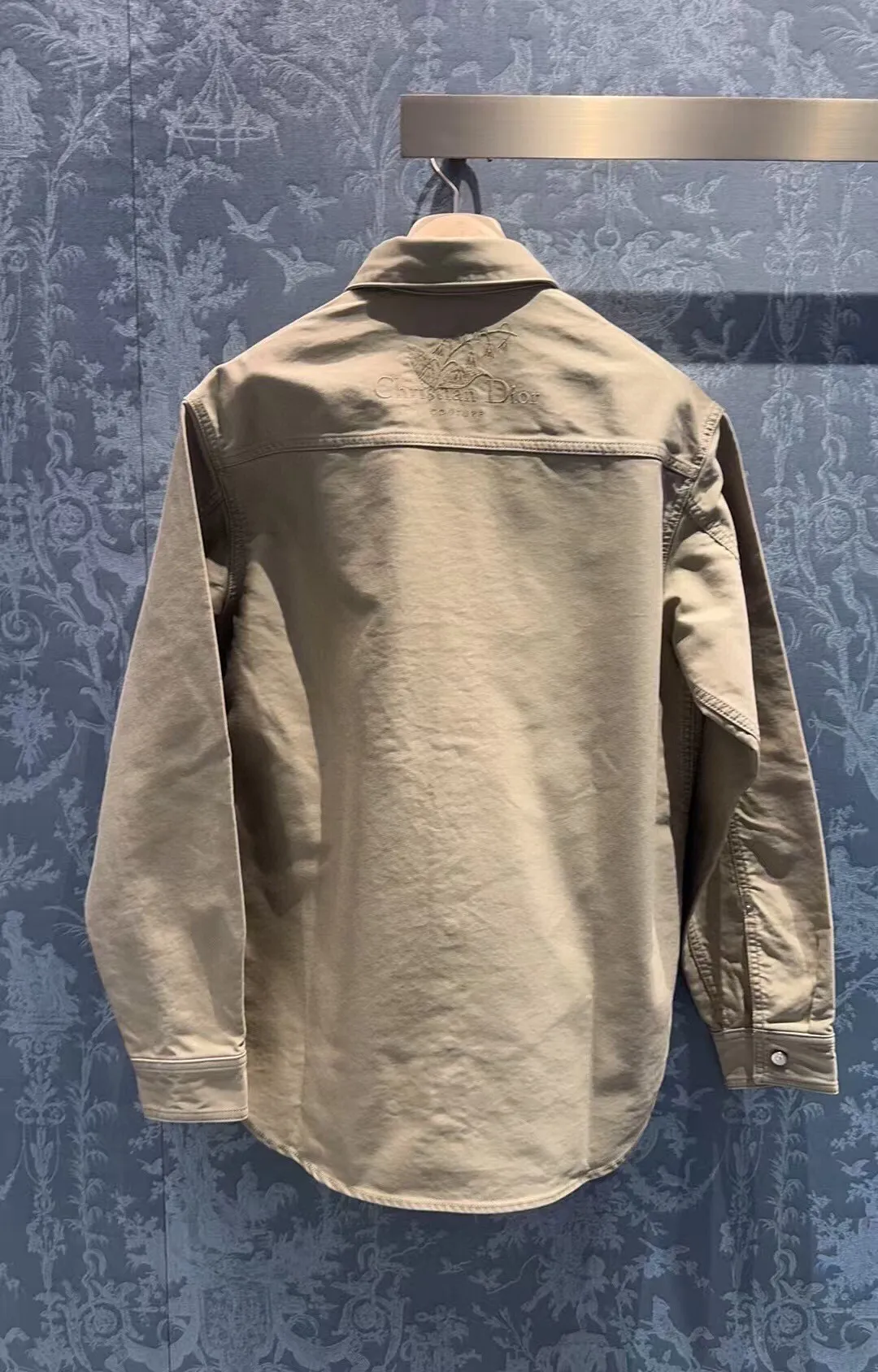 🅿️500 (only high-quality products🔥ZP version, no pressure to get in and out of the cabinet) -Dior official website new models at the same time Lily of the valley finely embroidered woven cotton twill casual shirt, same style for men and women -YB molded fabric details are the same Full set of accessories customized to distinguish the market currency Welcome to compare -Color Beige -Code number 36 38 40 42