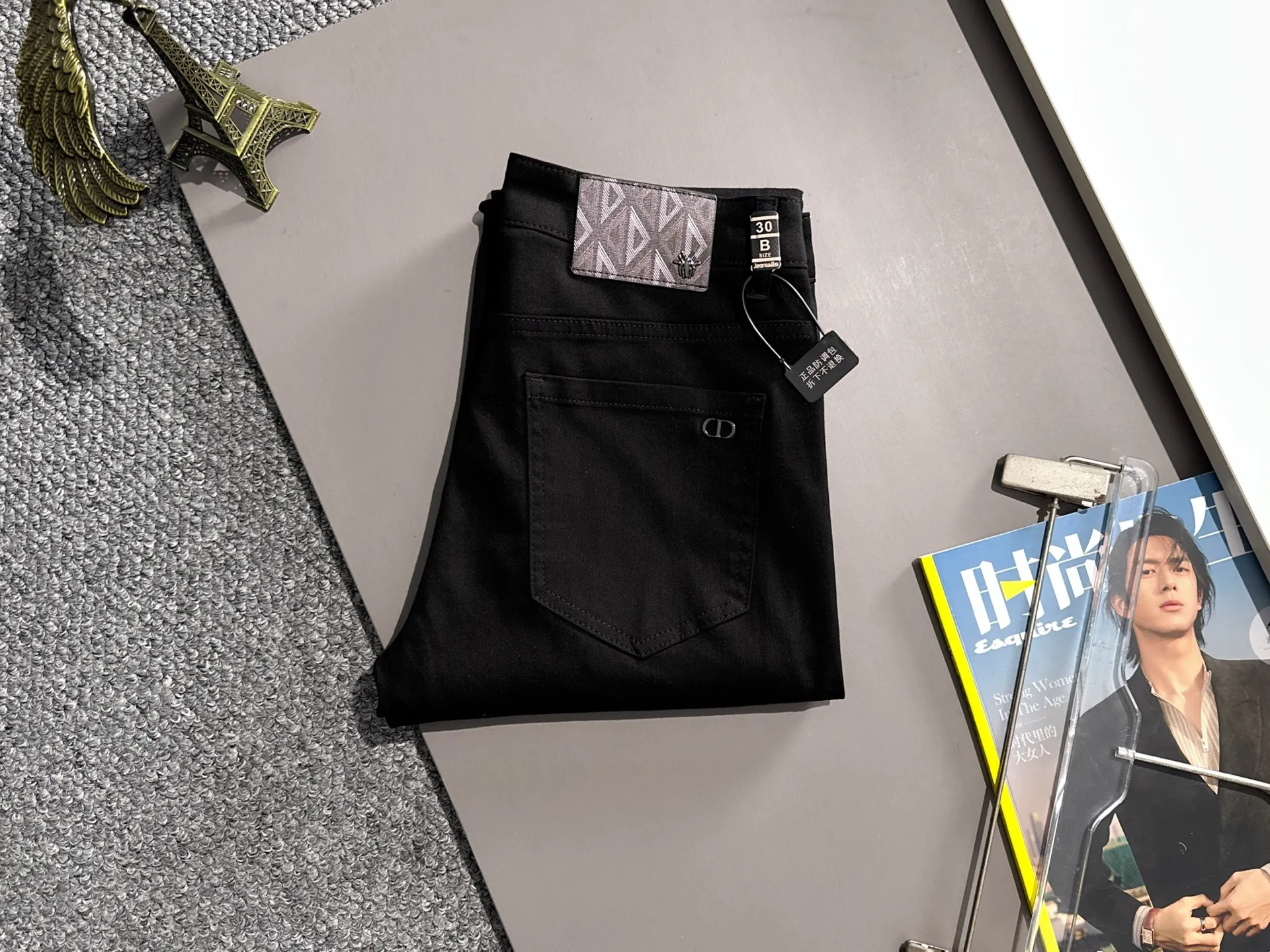 🅿️400 Dior’s new 2025 four-season hot brick pocket slim-fit jeans trousers are woven from imported Japanese Denim plain cotton denim fabric. They are complete with three standards, simple yet elegant, soft, delicate and comfortable, and the upper body is versatile and fashionable! Light luxury, a must-have item for daily commuting! Code number: 28-40 (please state your height and weight when placing an order)