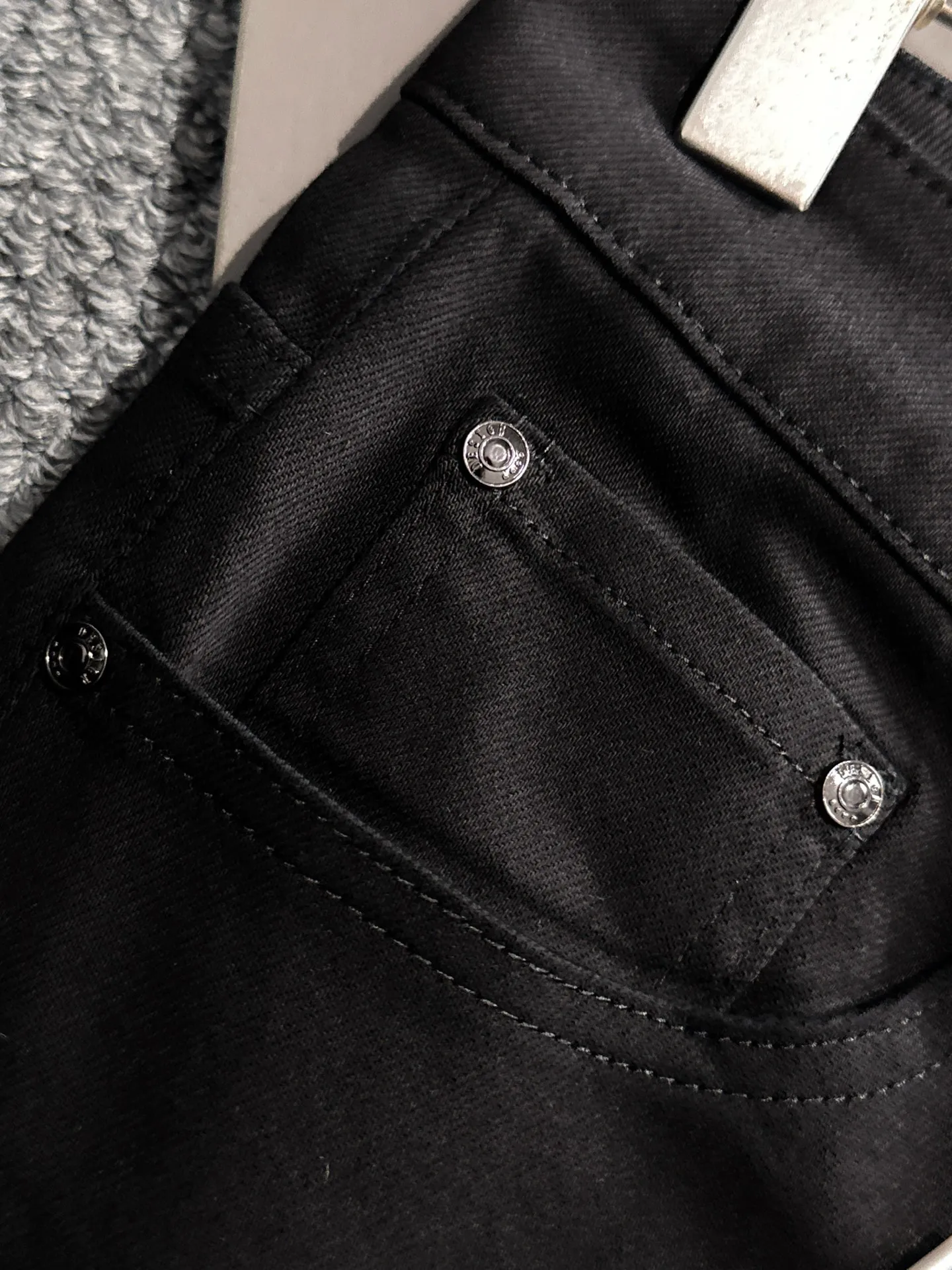 🅿️400 Dior’s new 2025 four-season hot brick pocket slim-fit jeans trousers are woven from imported Japanese Denim plain cotton denim fabric. They are complete with three standards, simple yet elegant, soft, delicate and comfortable, and the upper body is versatile and fashionable! Light luxury, a must-have item for daily commuting! Code number: 28-40 (please state your height and weight when placing an order)