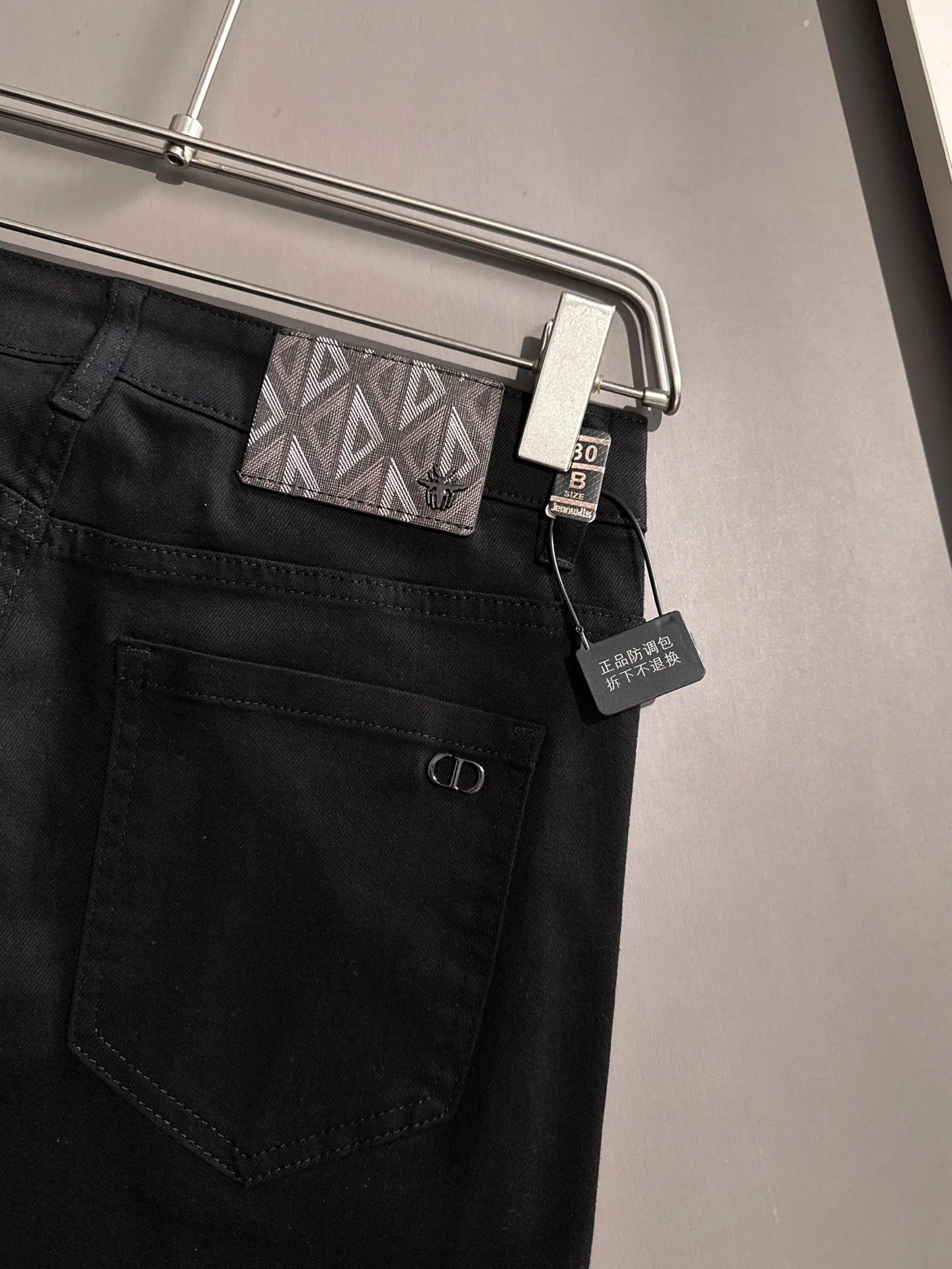 🅿️400 Dior’s new 2025 four-season hot brick pocket slim-fit jeans trousers are woven from imported Japanese Denim plain cotton denim fabric. They are complete with three standards, simple yet elegant, soft, delicate and comfortable, and the upper body is versatile and fashionable! Light luxury, a must-have item for daily commuting! Code number: 28-40 (please state your height and weight when placing an order)