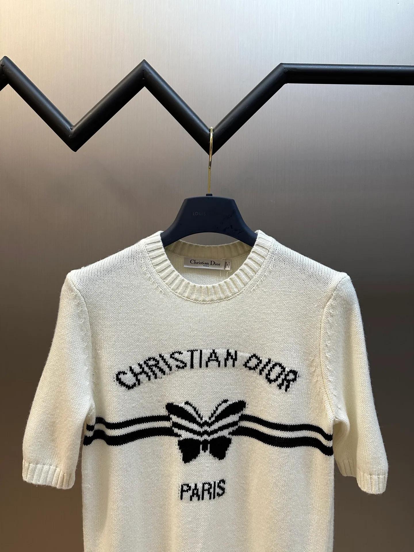 🅿️420 Dior Butterfly Knitted Short Sleeve (Women) This knitted sweater is elegant and fashionable. Crafted from white cashmere fabric, it is decorated with a black Christian Dior Papillon pattern for a lively appeal. Short sleeves with ribbed trim enhance any look year-round.  size：s m l