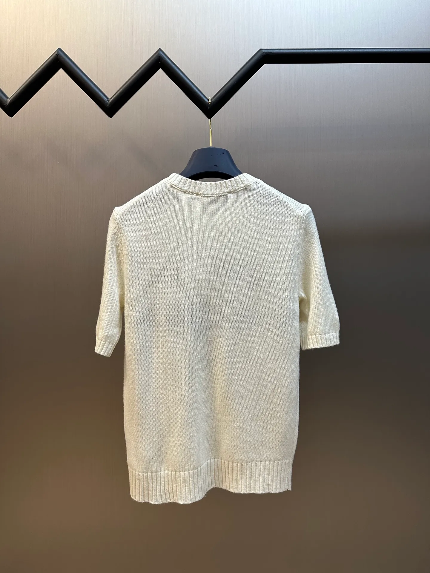 🅿️420 Dior Butterfly Knitted Short Sleeve (Women) This knitted sweater is elegant and fashionable. Crafted from white cashmere fabric, it is decorated with a black Christian Dior Papillon pattern for a lively appeal. Short sleeves with ribbed trim enhance any look year-round.  size：s m l