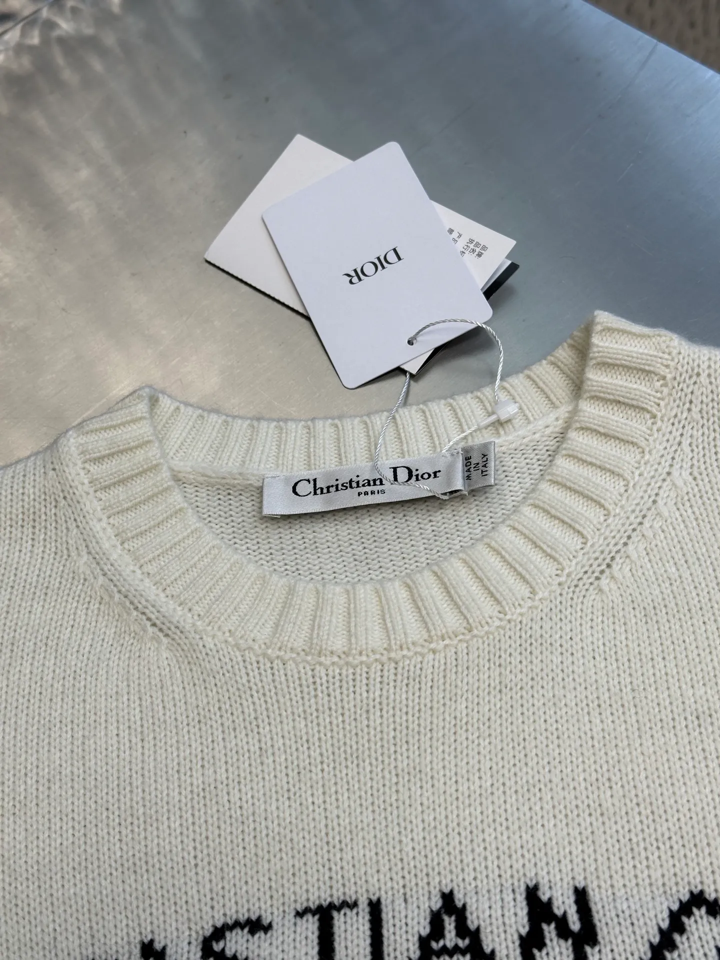 🅿️420 Dior Butterfly Knitted Short Sleeve (Women) This knitted sweater is elegant and fashionable. Crafted from white cashmere fabric, it is decorated with a black Christian Dior Papillon pattern for a lively appeal. Short sleeves with ribbed trim enhance any look year-round.  size：s m l