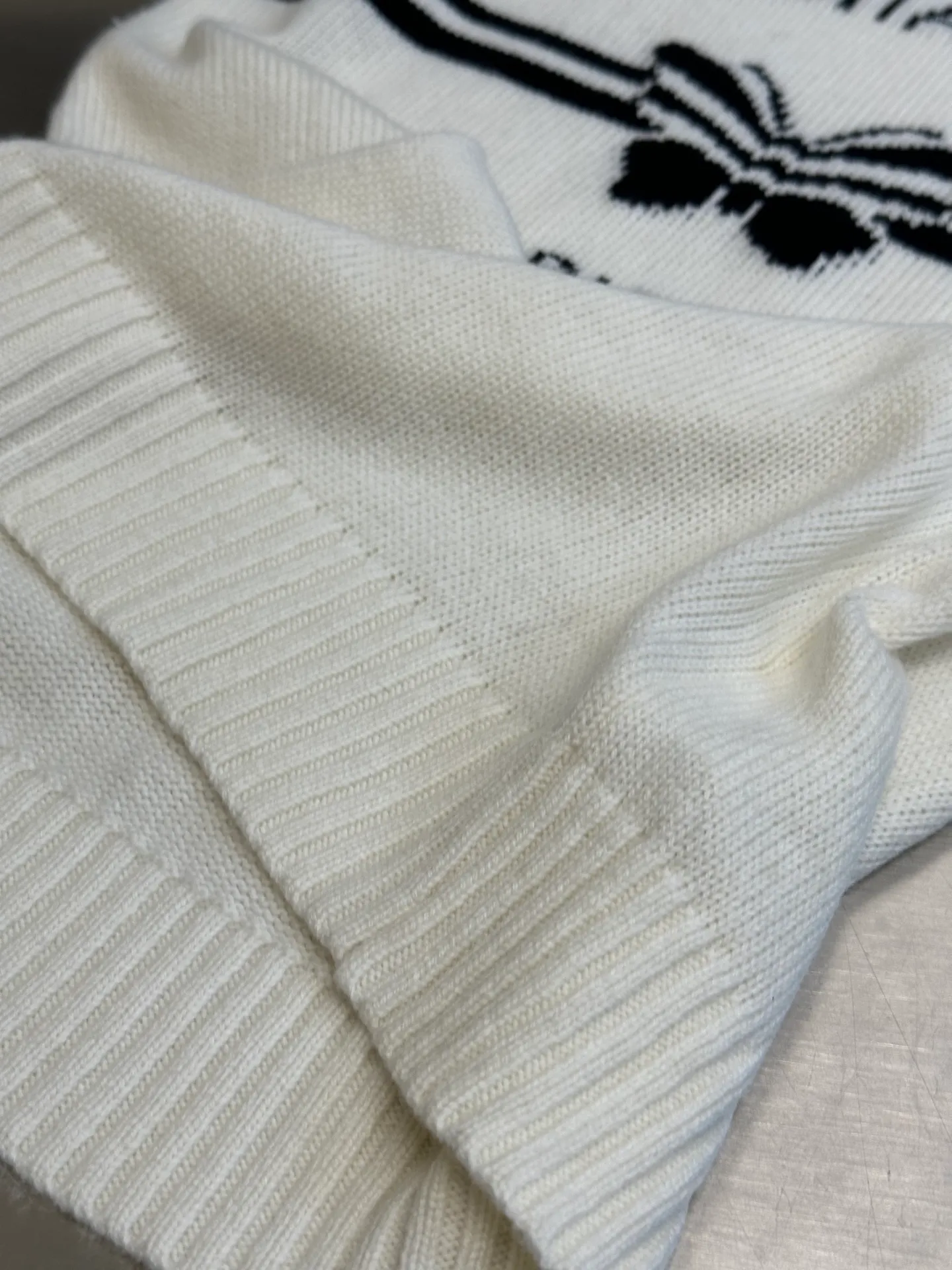 🅿️420 Dior Butterfly Knitted Short Sleeve (Women) This knitted sweater is elegant and fashionable. Crafted from white cashmere fabric, it is decorated with a black Christian Dior Papillon pattern for a lively appeal. Short sleeves with ribbed trim enhance any look year-round.  size：s m l