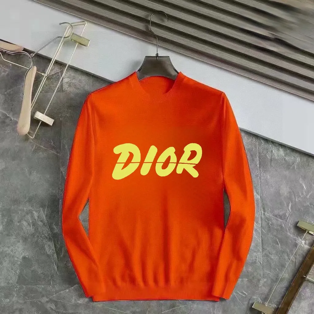 🅿️240 【DIOR】Autumn and winter classic round neck pullover sweater, in full condition! ! ! Wool blended fabric, the latest model in 2025, golden ratio! ! Slim-fitting soft gold, versatile and practical item, the combination and practicality are extremely powerful, simple and elegant, and classy! To create your own style, it is highly recommended to buy it in two colors. The standard slim fit tailoring process is suitable for both young and old men. It is knitted from wool and will not cause any discomfort! While keeping warm, it is stylish, textured and wearable, and the classic logo with contrasting colors on the chest feels in place! ! Recommended for regular customers! ! Size M-3XL (maximum wear: 190 pounds)