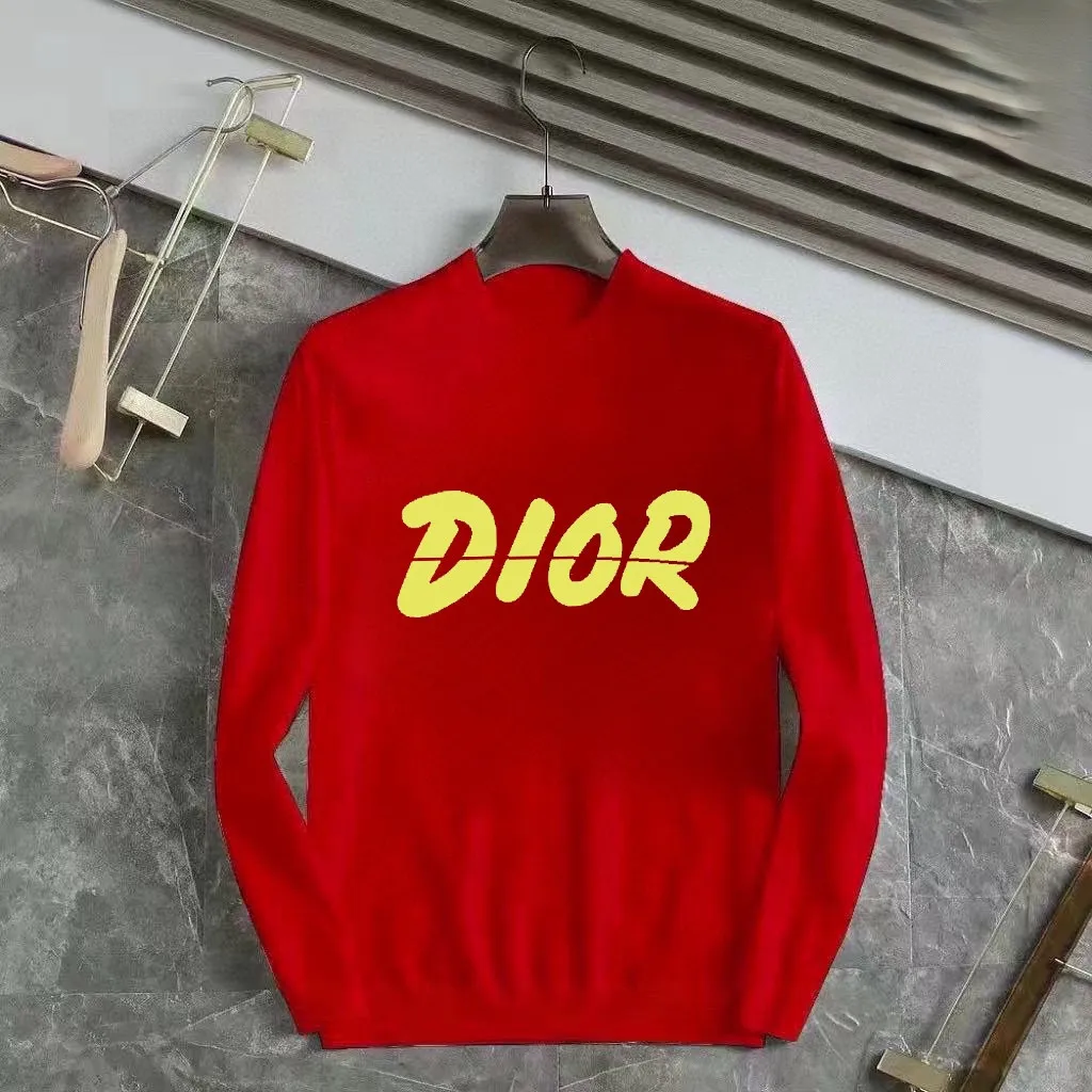 🅿️240 【DIOR】Autumn and winter classic round neck pullover sweater, in full condition! ! ! Wool blended fabric, the latest model in 2025, golden ratio! ! Slim-fitting soft gold, versatile and practical item, the combination and practicality are extremely powerful, simple and elegant, and classy! To create your own style, it is highly recommended to buy it in two colors. The standard slim fit tailoring process is suitable for both young and old men. It is knitted from wool and will not cause any discomfort! While keeping warm, it is stylish, textured and wearable, and the classic logo with contrasting colors on the chest feels in place! ! Recommended for regular customers! ! Size M-3XL (maximum wear: 190 pounds)