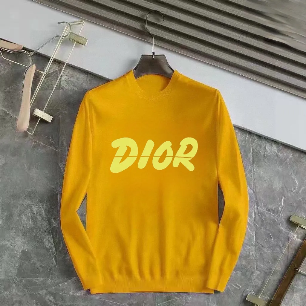 🅿️240 【DIOR】Autumn and winter classic round neck pullover sweater, in full condition! ! ! Wool blended fabric, the latest model in 2025, golden ratio! ! Slim-fitting soft gold, versatile and practical item, the combination and practicality are extremely powerful, simple and elegant, and classy! To create your own style, it is highly recommended to buy it in two colors. The standard slim fit tailoring process is suitable for both young and old men. It is knitted from wool and will not cause any discomfort! While keeping warm, it is stylish, textured and wearable, and the classic logo with contrasting colors on the chest feels in place! ! Recommended for regular customers! ! Size M-3XL (maximum wear: 190 pounds)