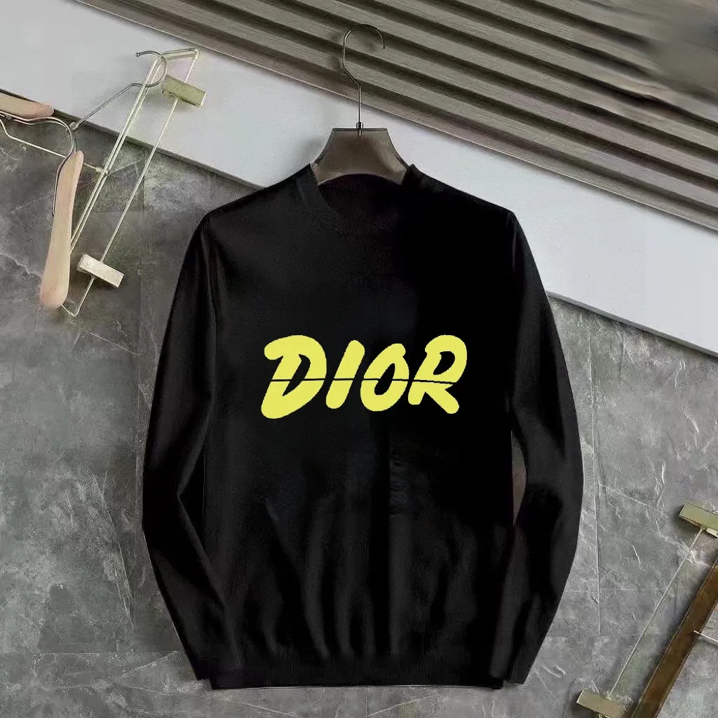 🅿️240 【DIOR】Autumn and winter classic round neck pullover sweater, in full condition! ! ! Wool blended fabric, the latest model in 2025, golden ratio! ! Slim-fitting soft gold, versatile and practical item, the combination and practicality are extremely powerful, simple and elegant, and classy! To create your own style, it is highly recommended to buy it in two colors. The standard slim fit tailoring process is suitable for both young and old men. It is knitted from wool and will not cause any discomfort! While keeping warm, it is stylish, textured and wearable, and the classic logo with contrasting colors on the chest feels in place! ! Recommended for regular customers! ! Size M-3XL (maximum wear: 190 pounds)